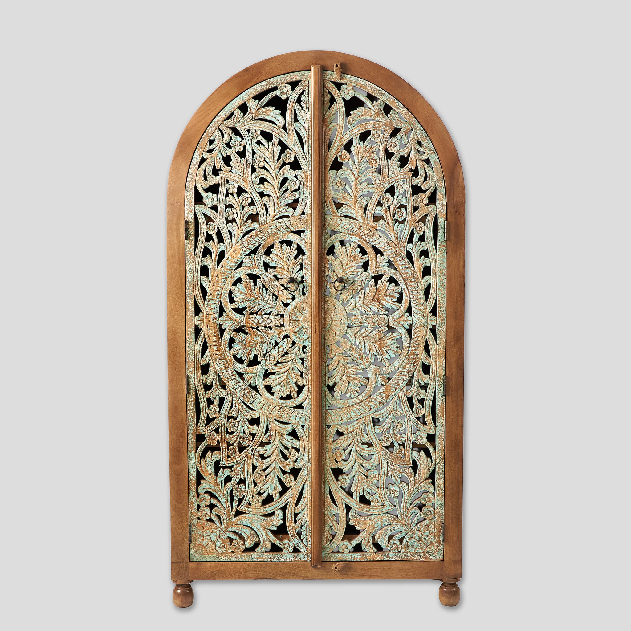 Dulap Sculptat cu Motive Vegetale