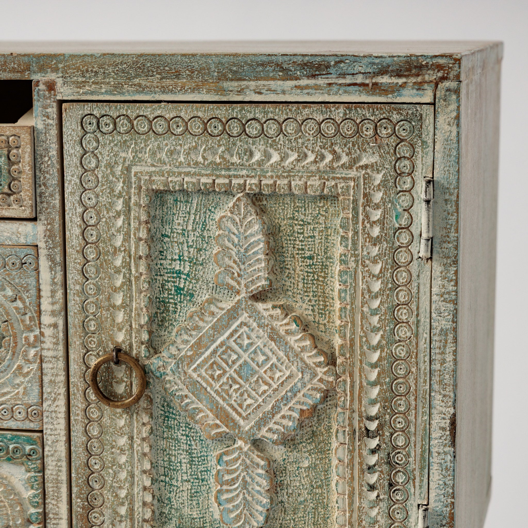 Comoda cu Sertare din Lemn Sculptat