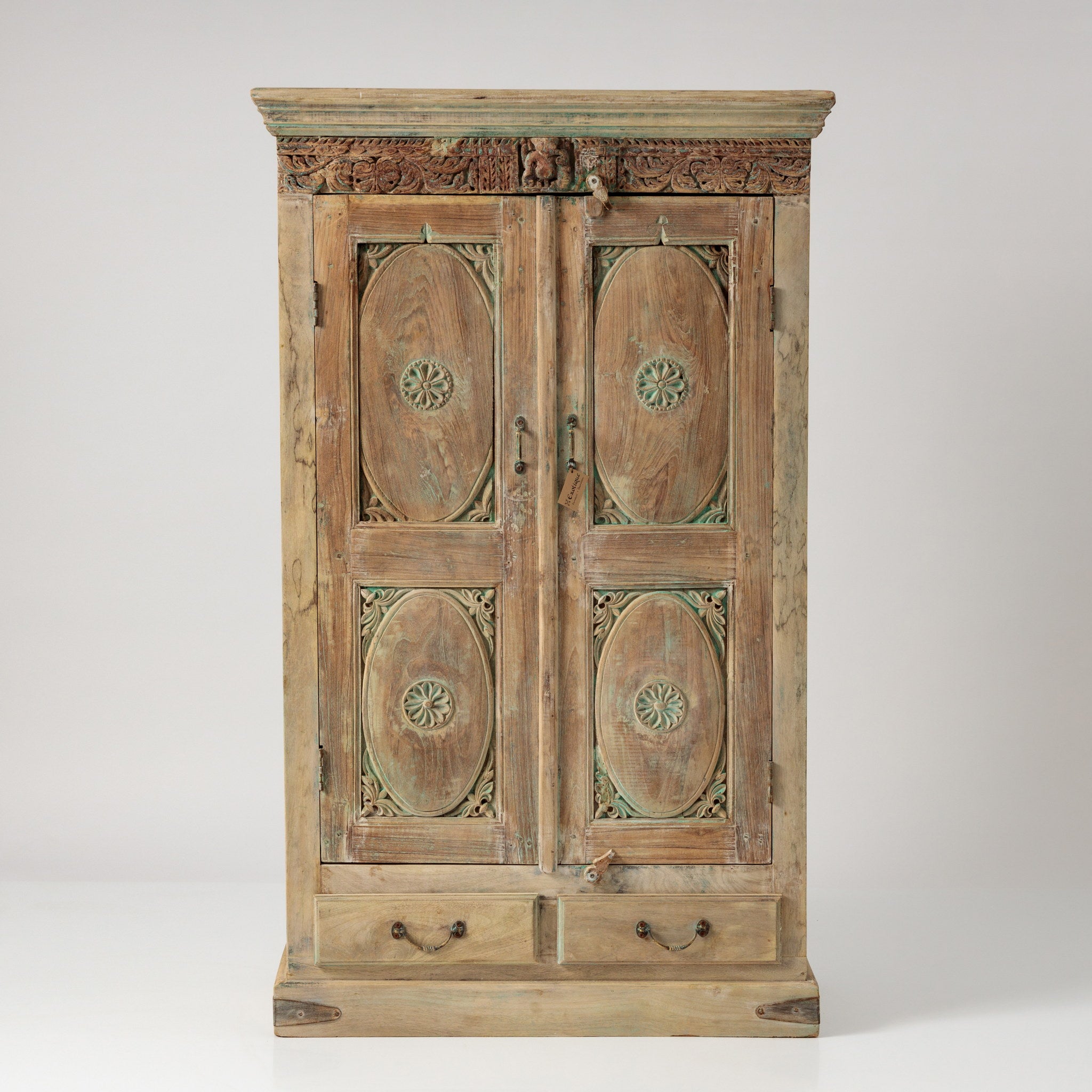 Dulap Vintage din Lemn Sculptat