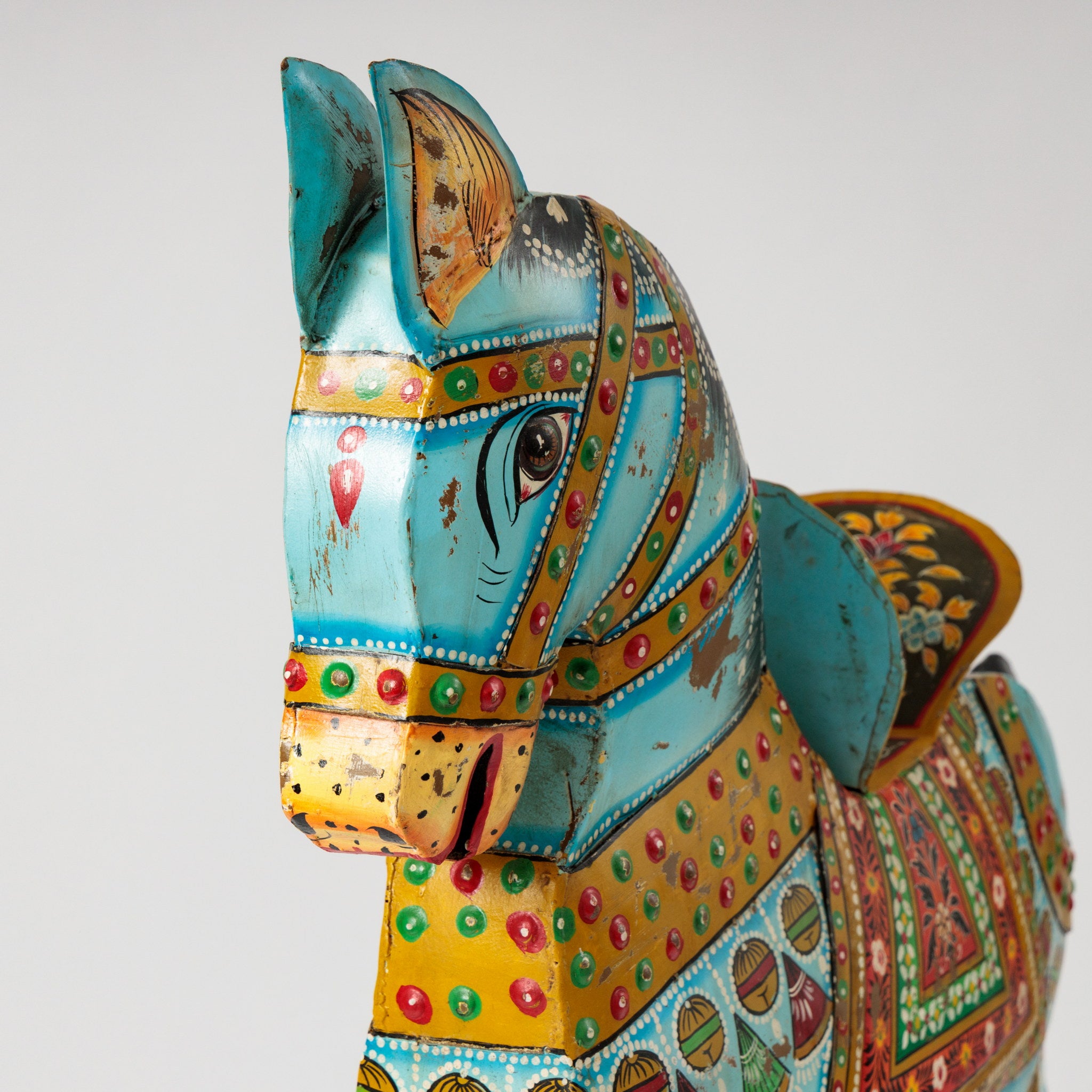 Cal Decorativ din Metal Pictat