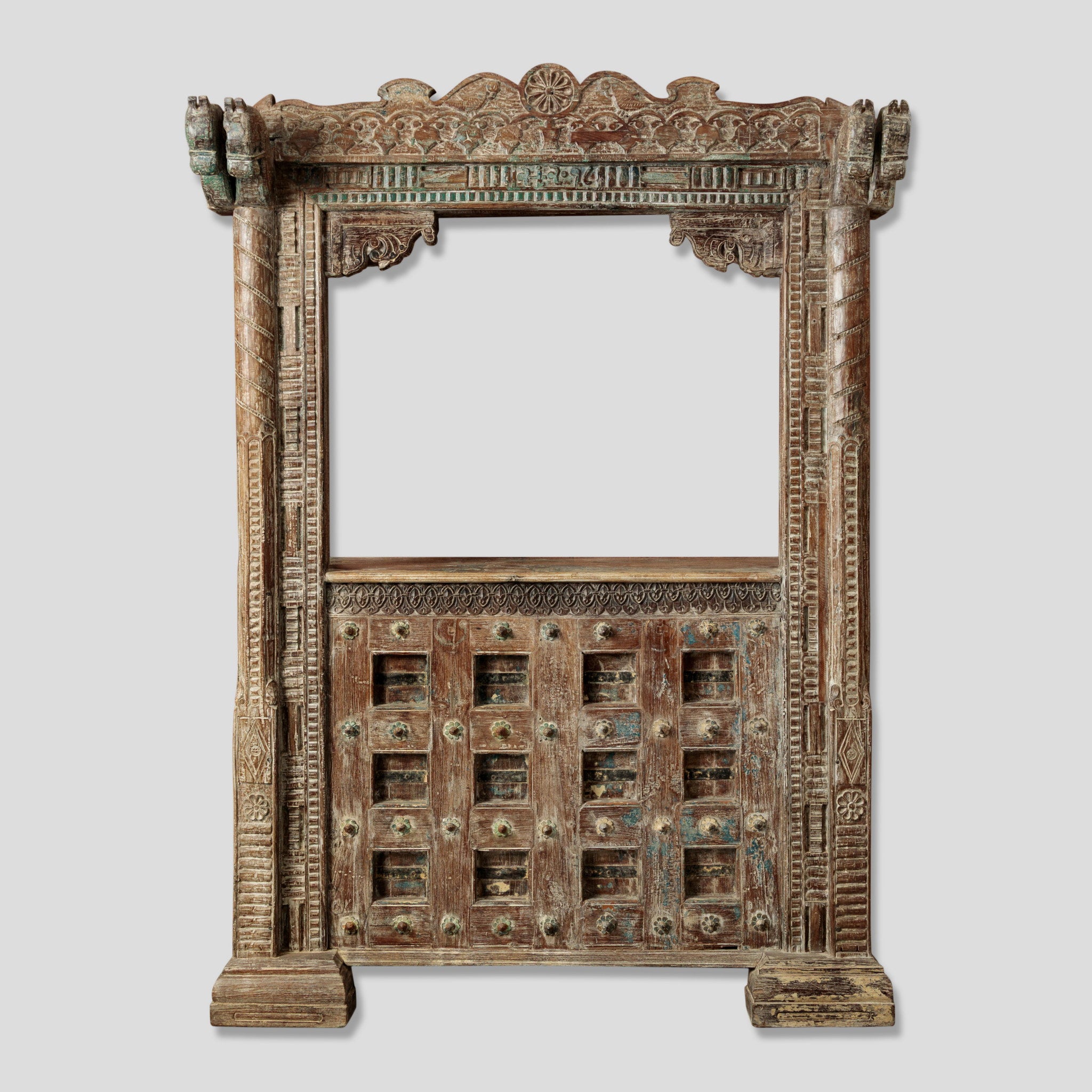 Bar din Lemn Sculptat