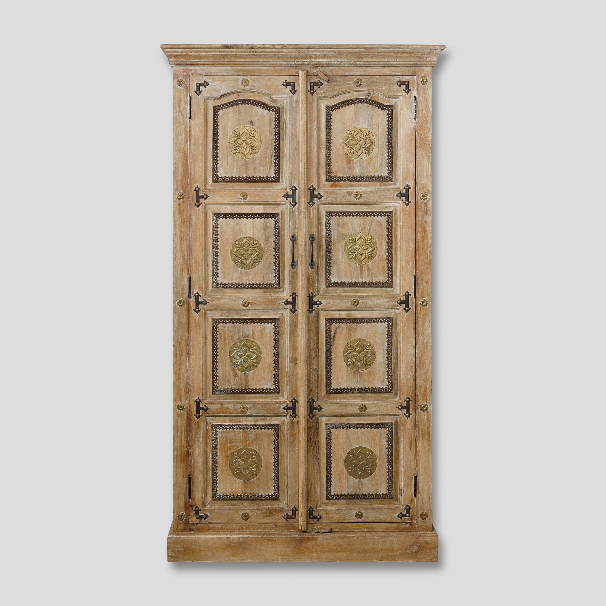 Dulap din Lemn cu Elemente  Aurii