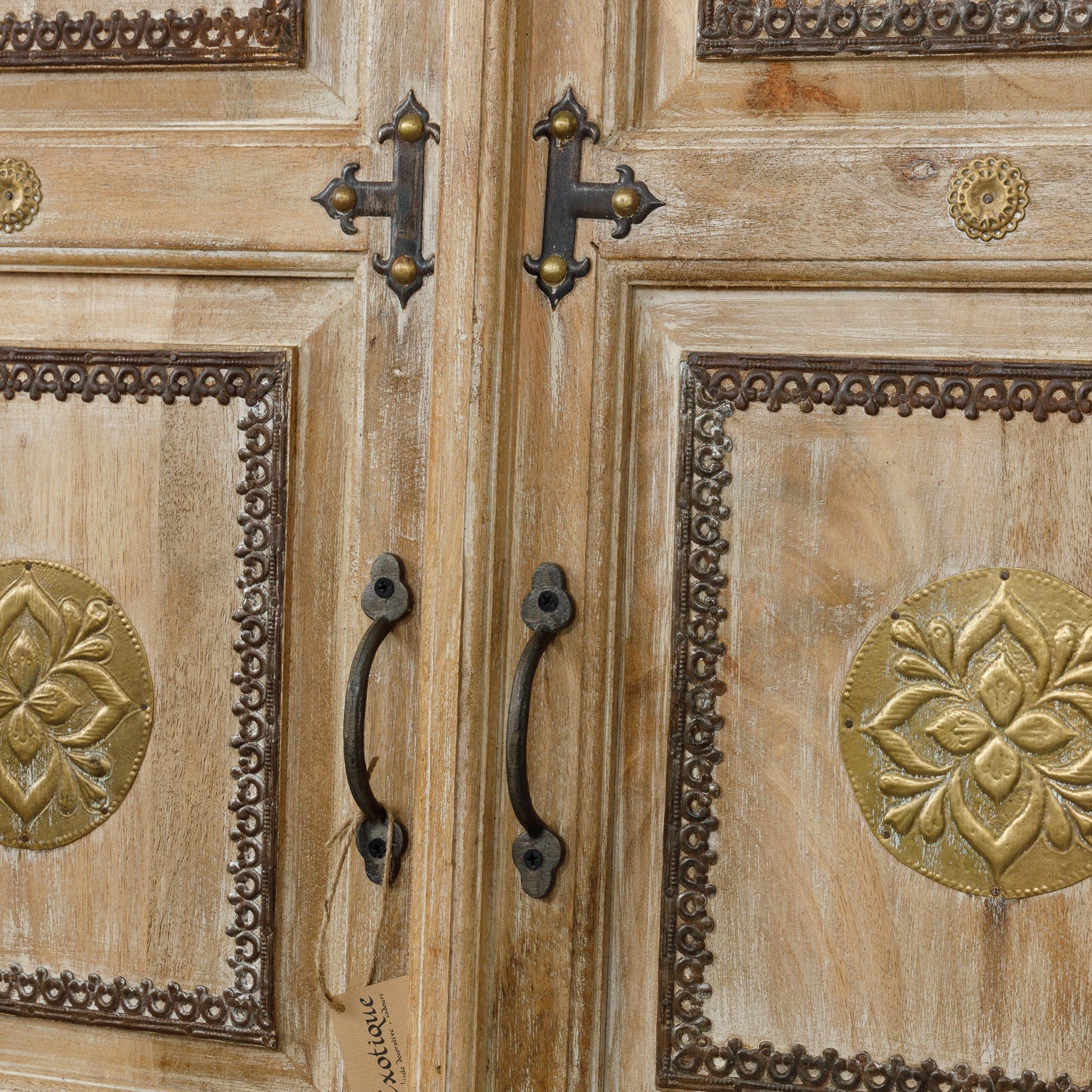 Dulap din Lemn cu Elemente  Aurii