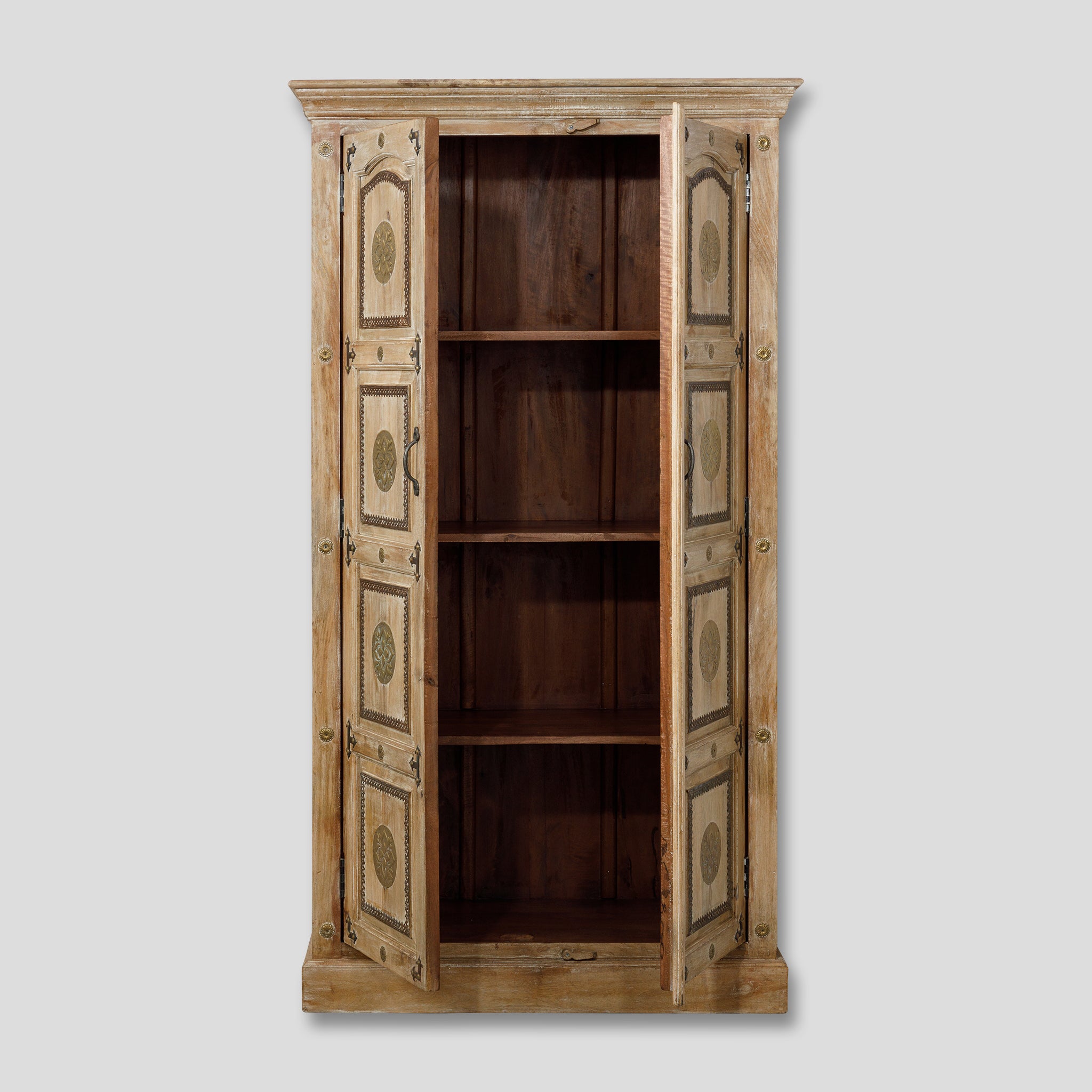 Dulap din Lemn cu Elemente  Aurii