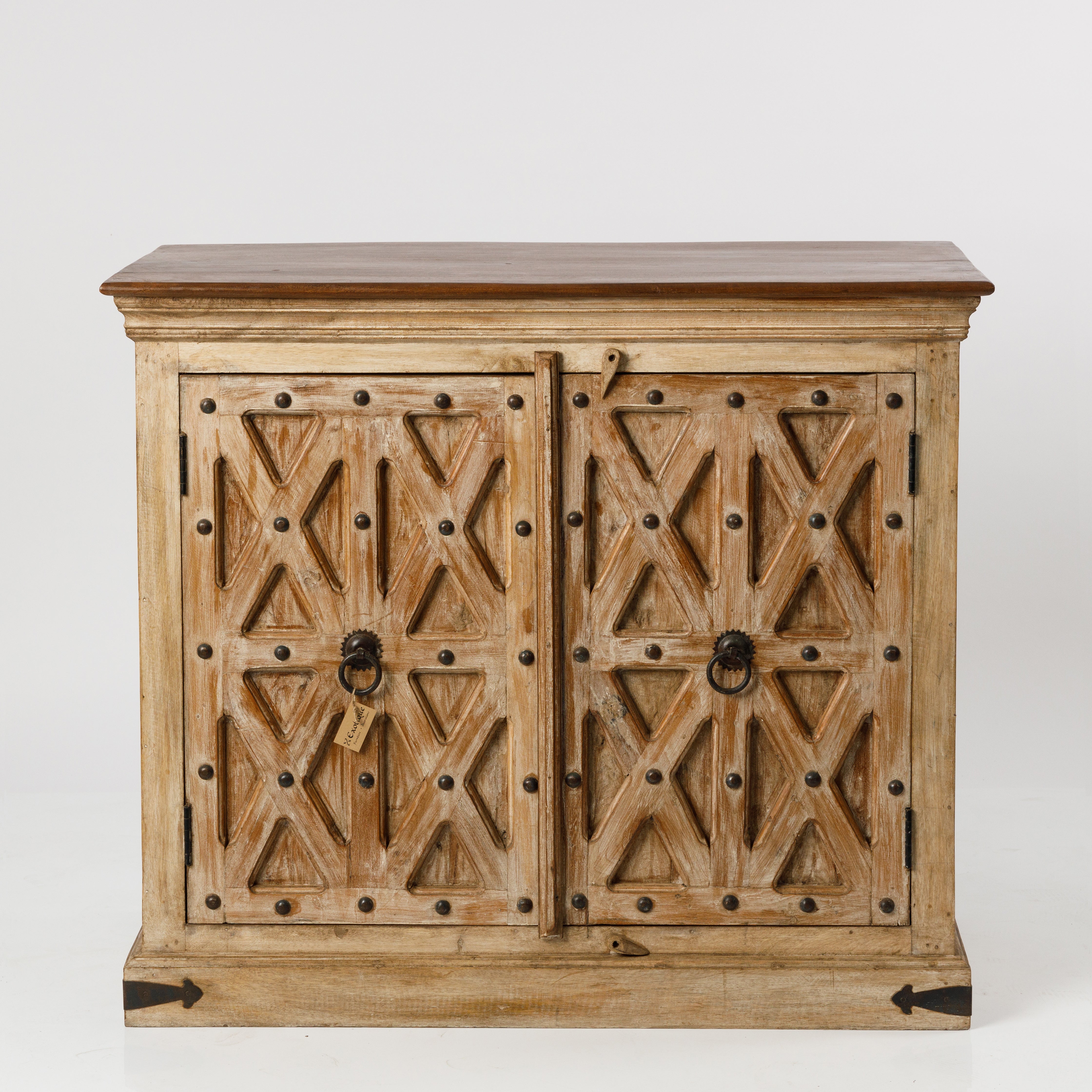 Dulap din Lemm cu Usi Sculptate