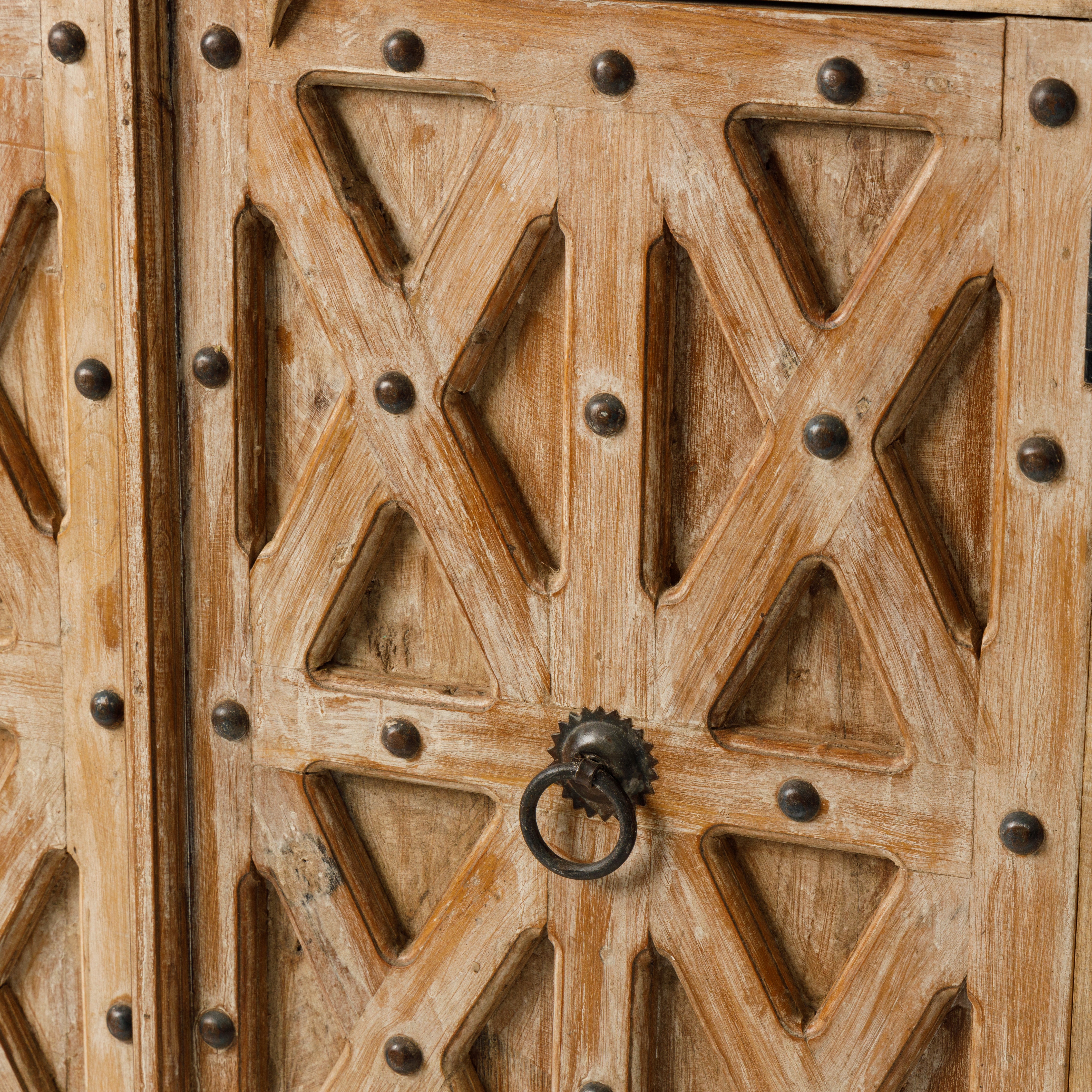 Dulap din Lemm cu Usi Sculptate