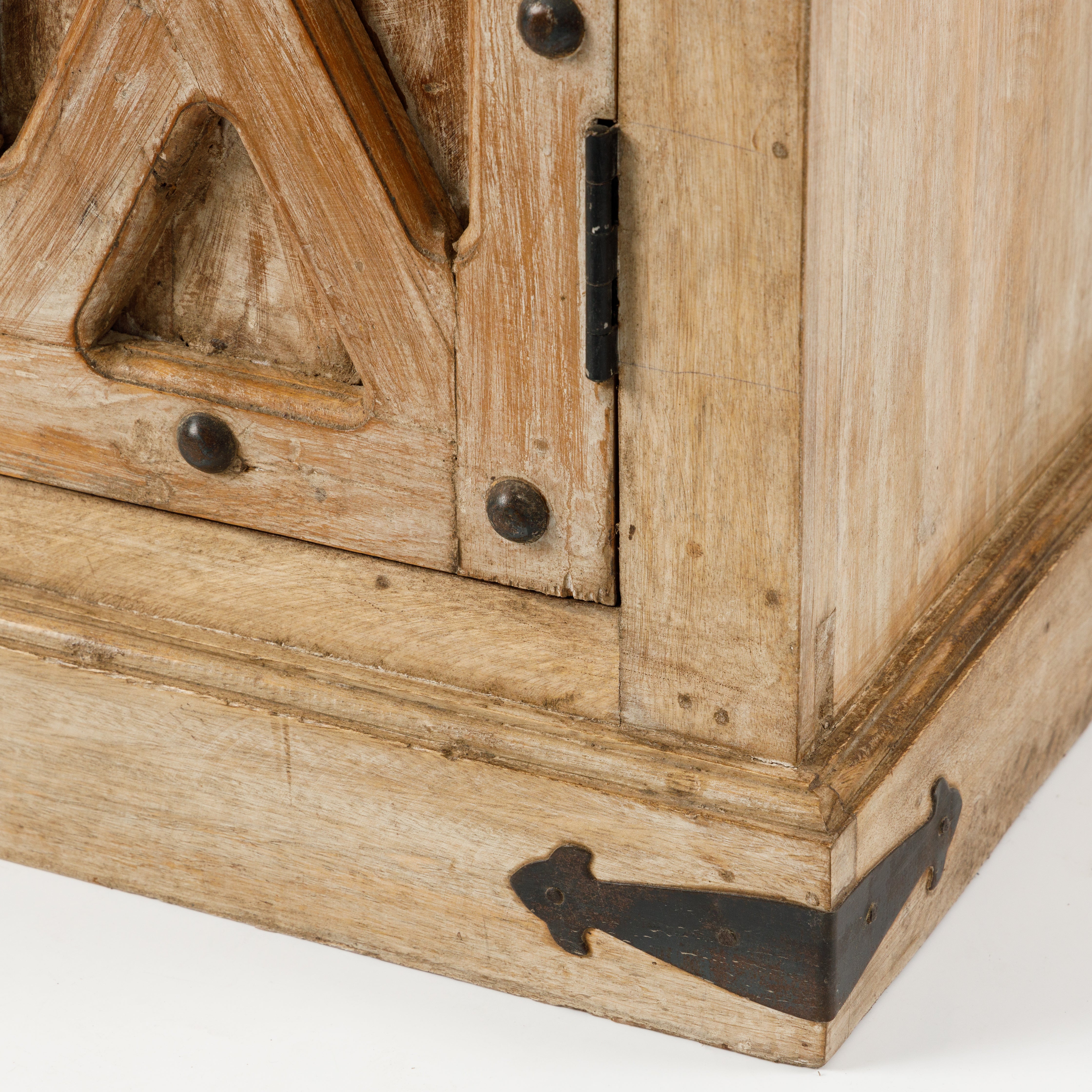 Dulap din Lemm cu Usi Sculptate