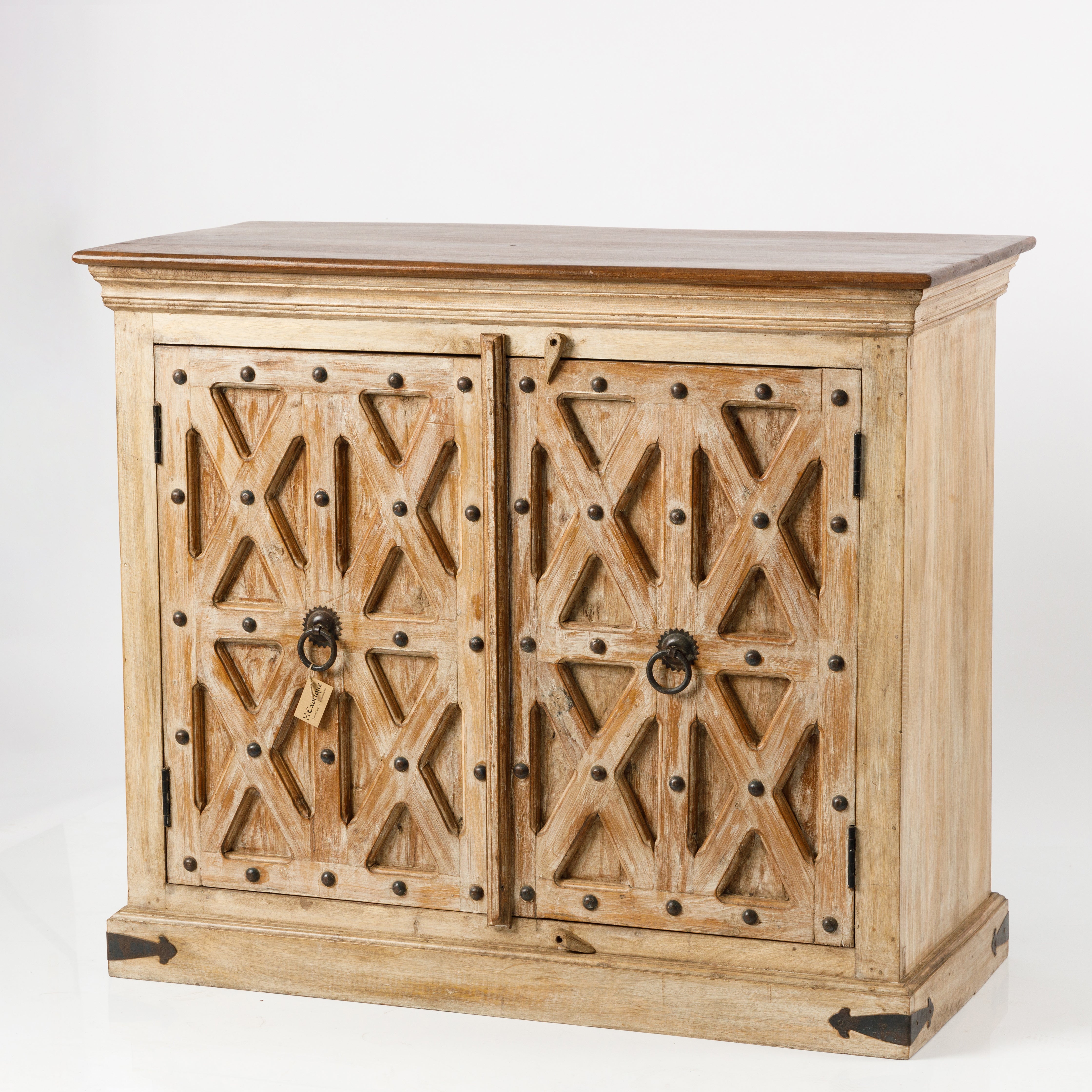 Dulap din Lemm cu Usi Sculptate