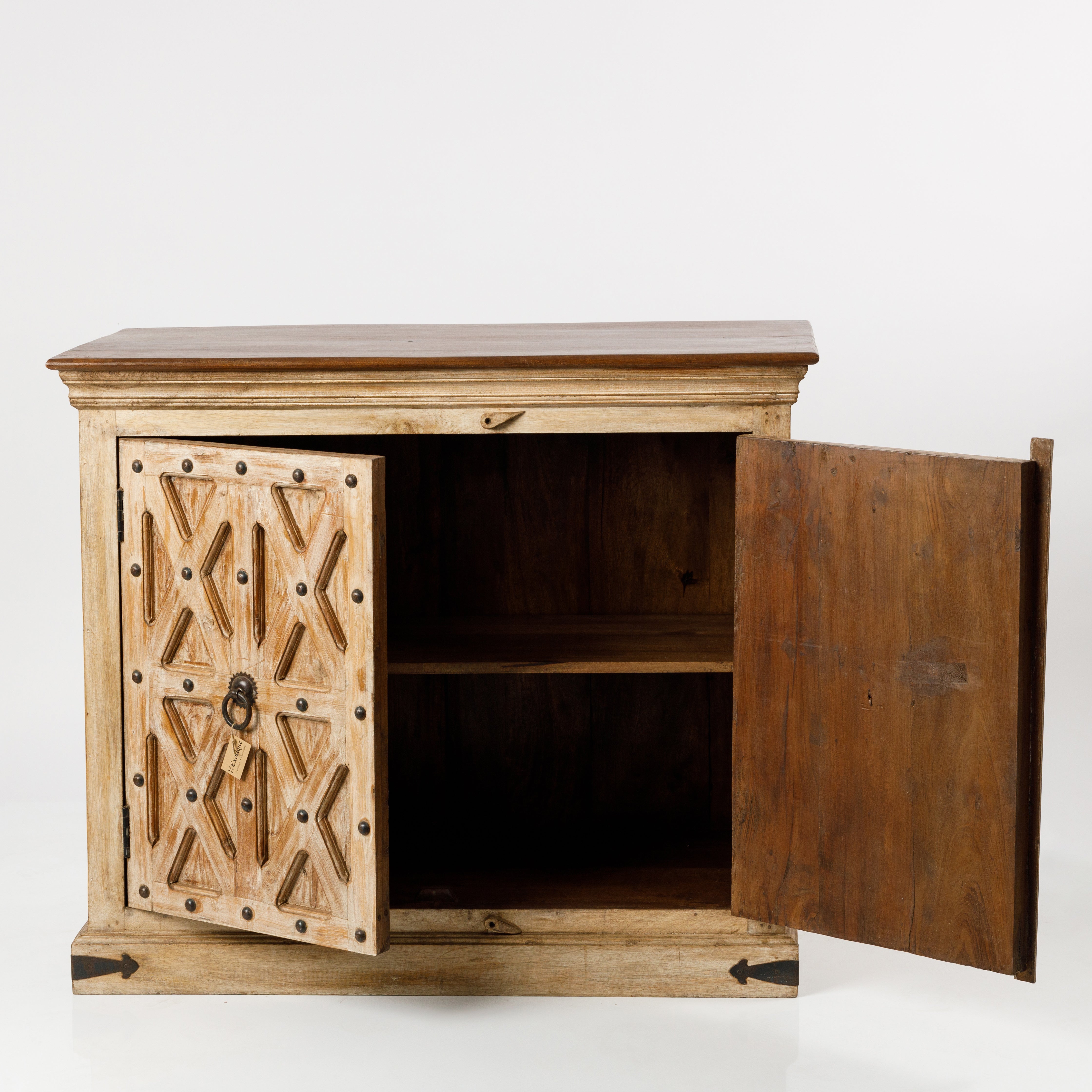 Dulap din Lemm cu Usi Sculptate