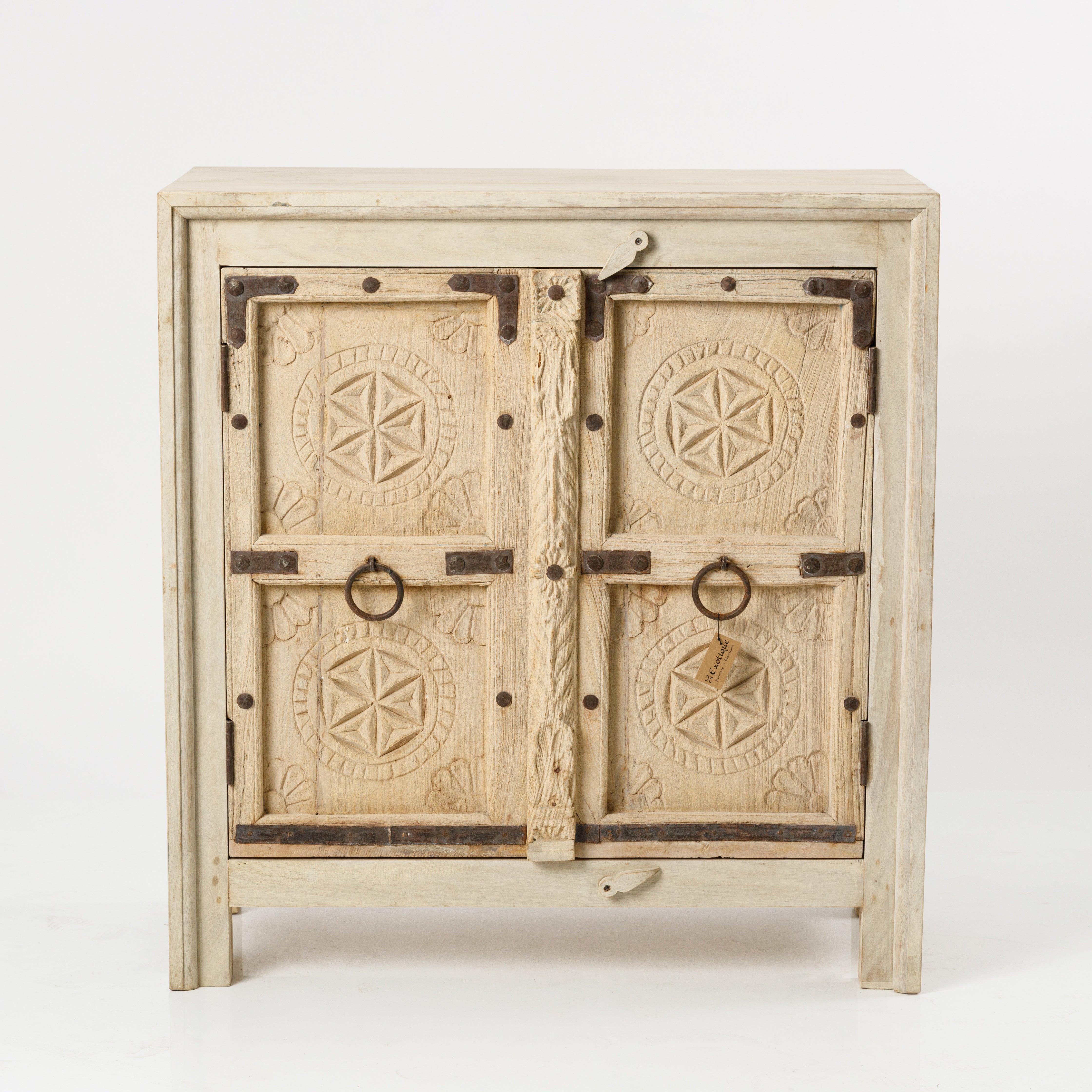 Comoda din Lemn cu Usi Sculptate