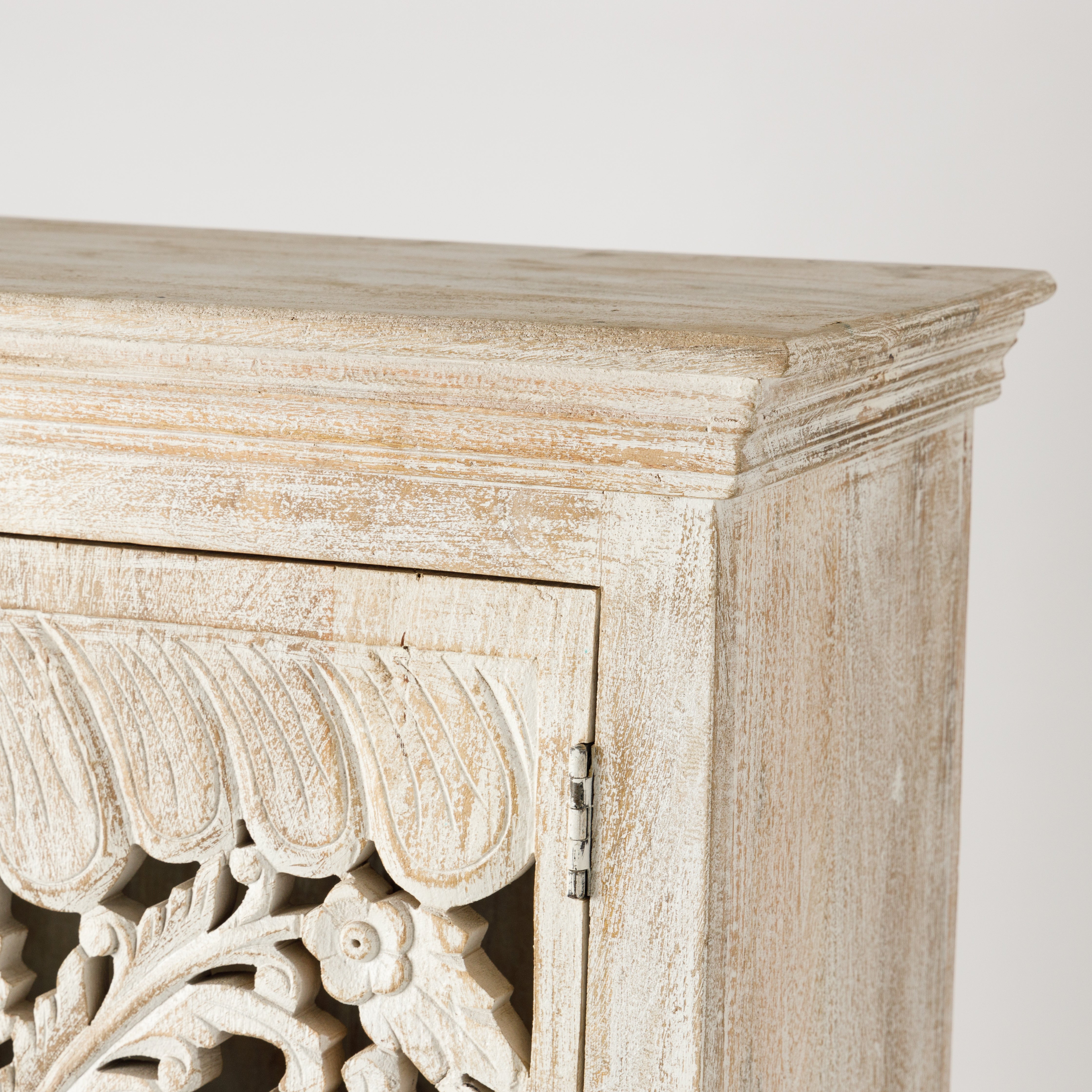 Dulap din Lemn cu Usi Sculptate