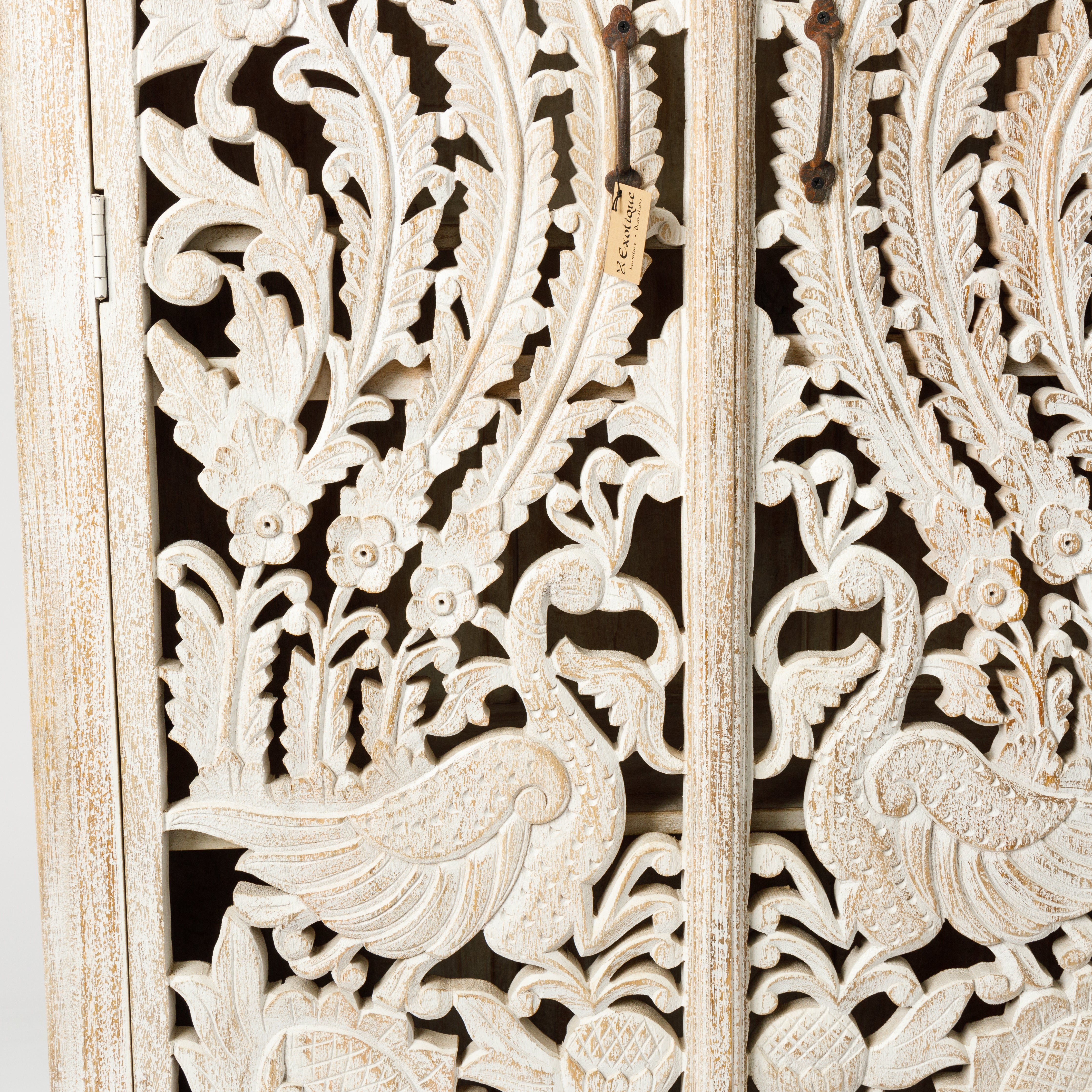 Dulap din Lemn cu Usi Sculptate