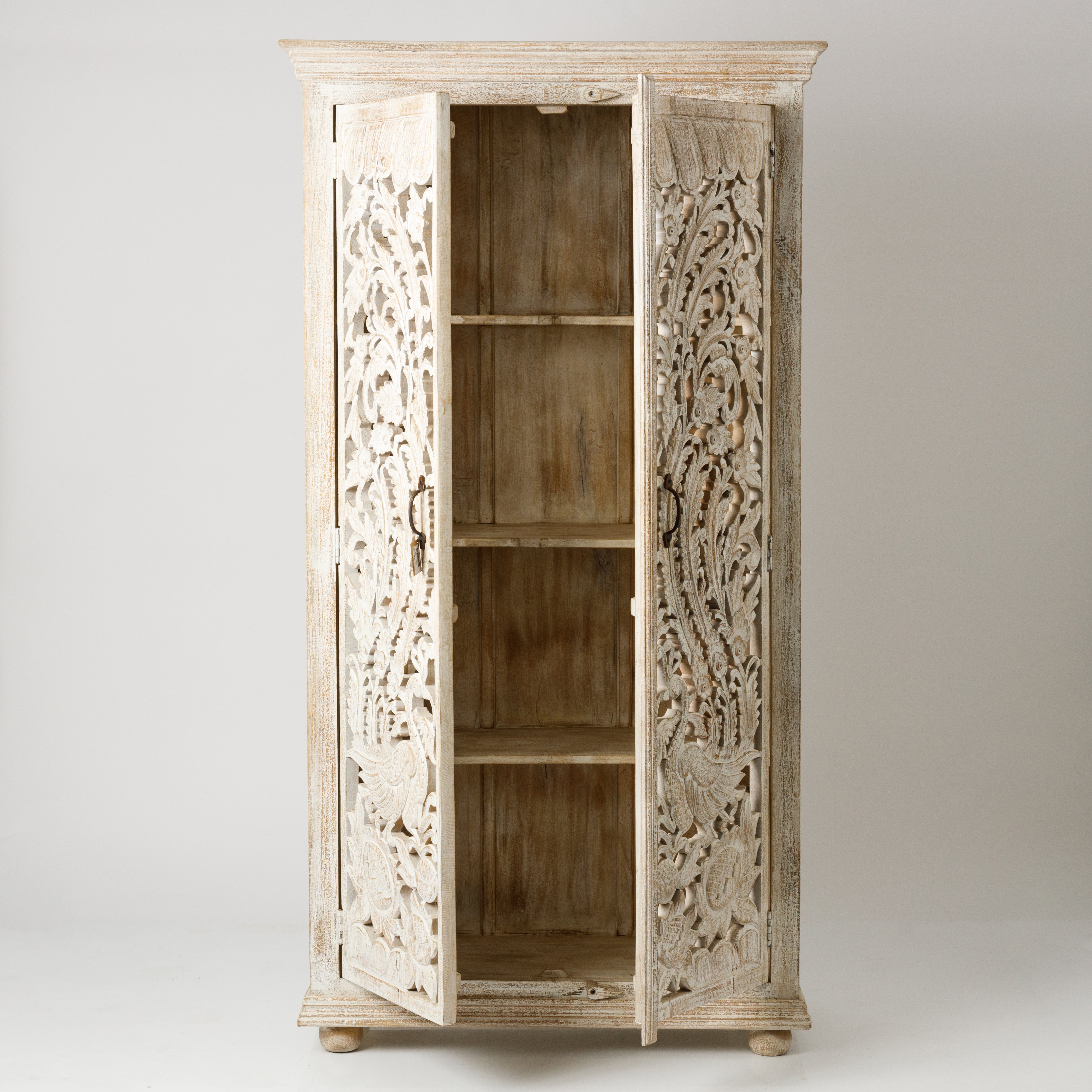 Dulap din Lemn cu Usi Sculptate
