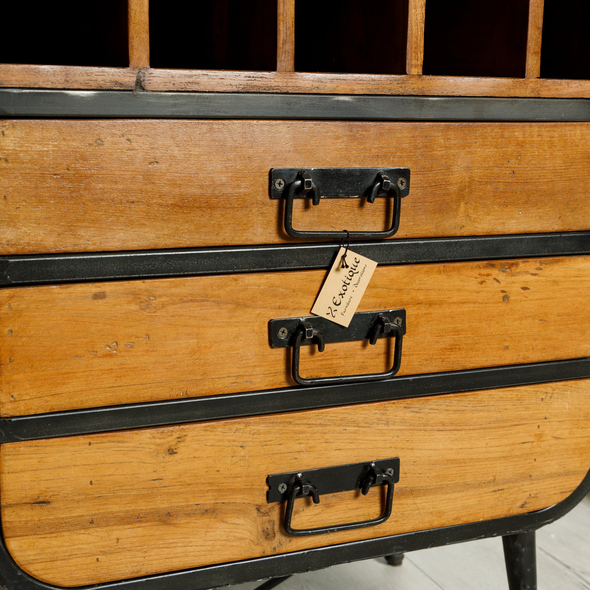 Bar din Lemn si Metal