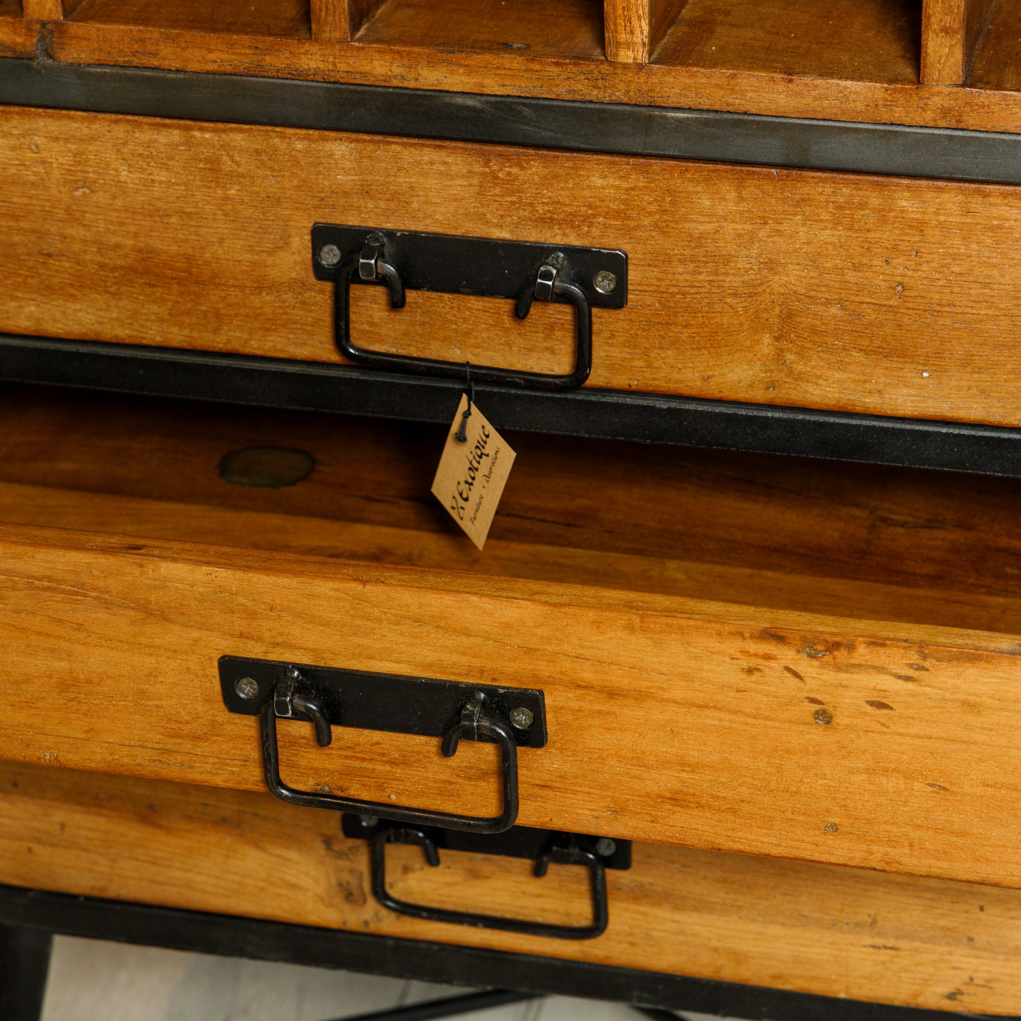 Bar din Lemn si Metal