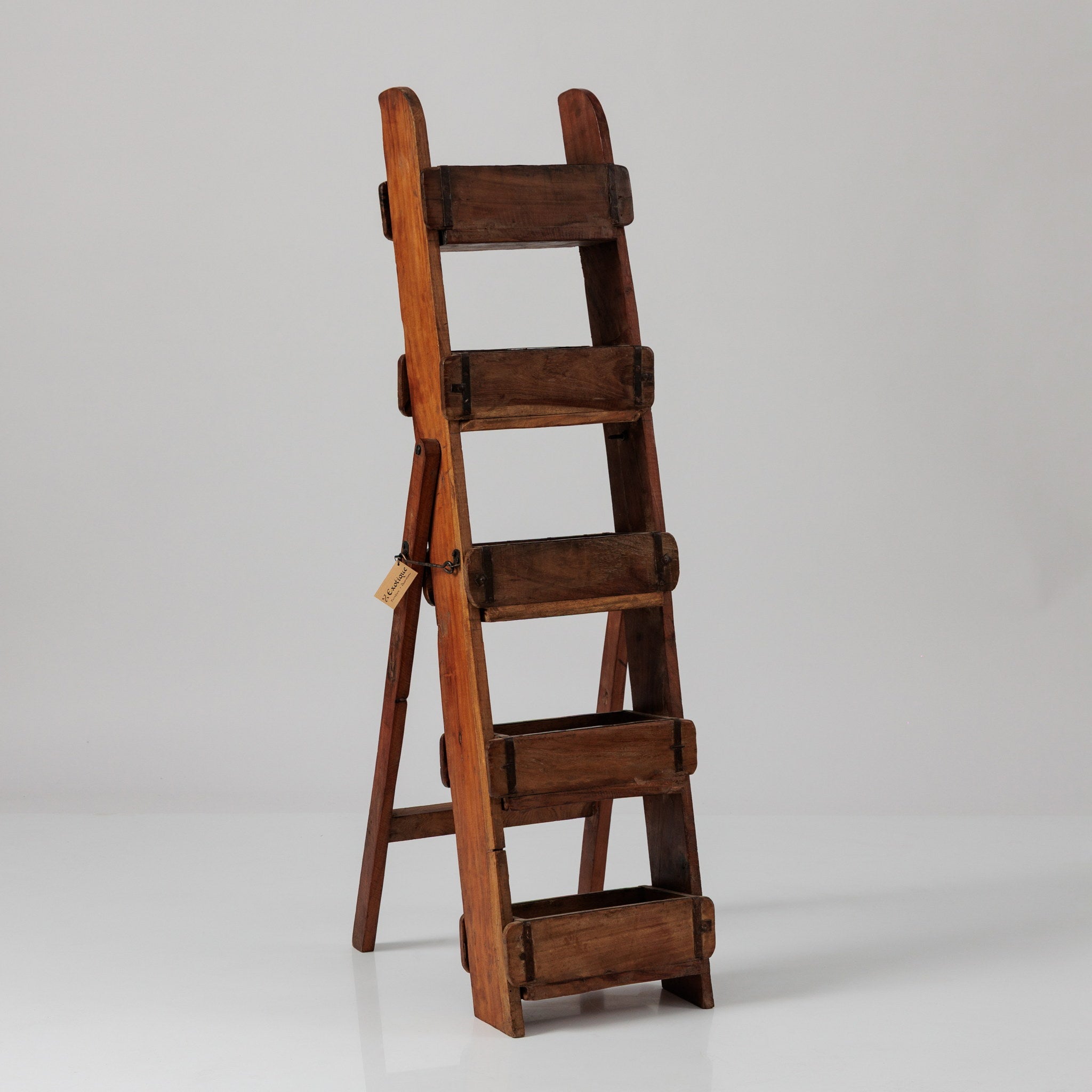 Rafturi din Lemn pentru Depozitare