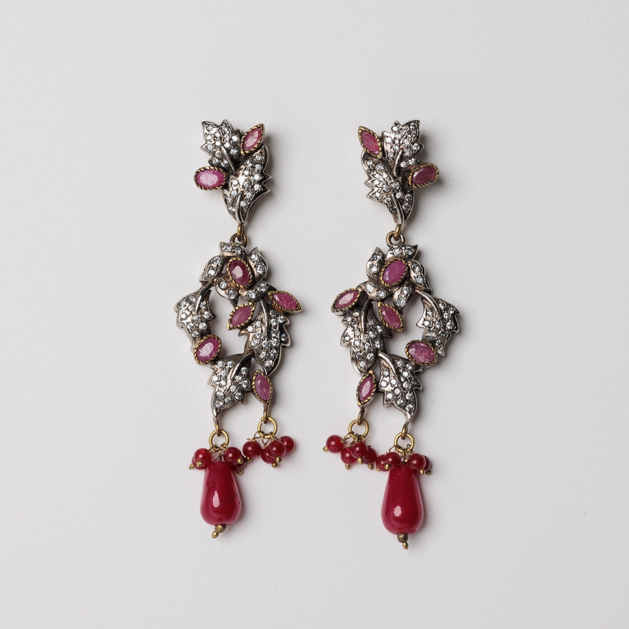 Cercei lungi cu granat sintetic si zirconiu