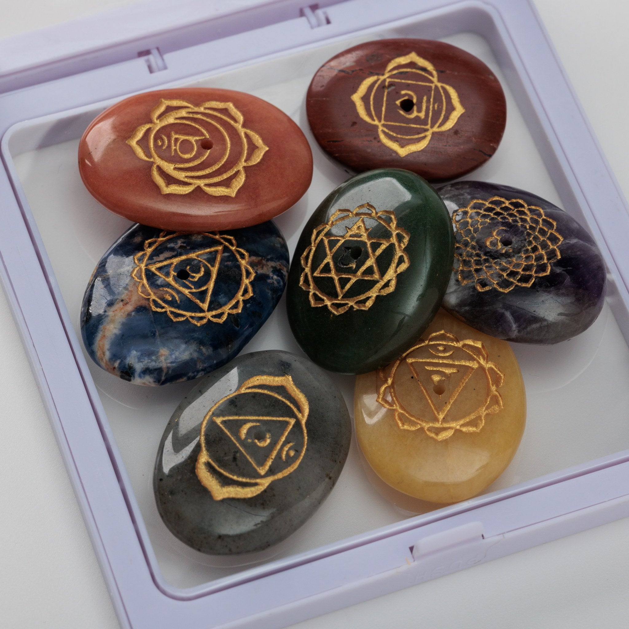 Set de 7 Cristale cu Suport pentru Betisoare Parfumate – Simbolurile Chakrelor