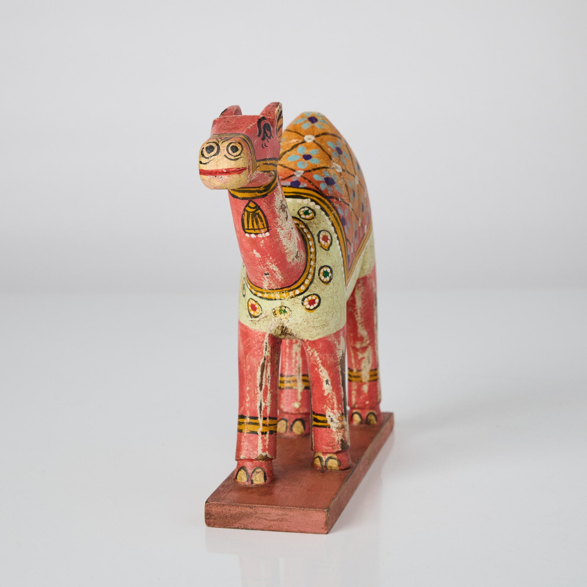 Camila decorativa din lemn de mango pictat – obiect decorativ exotic