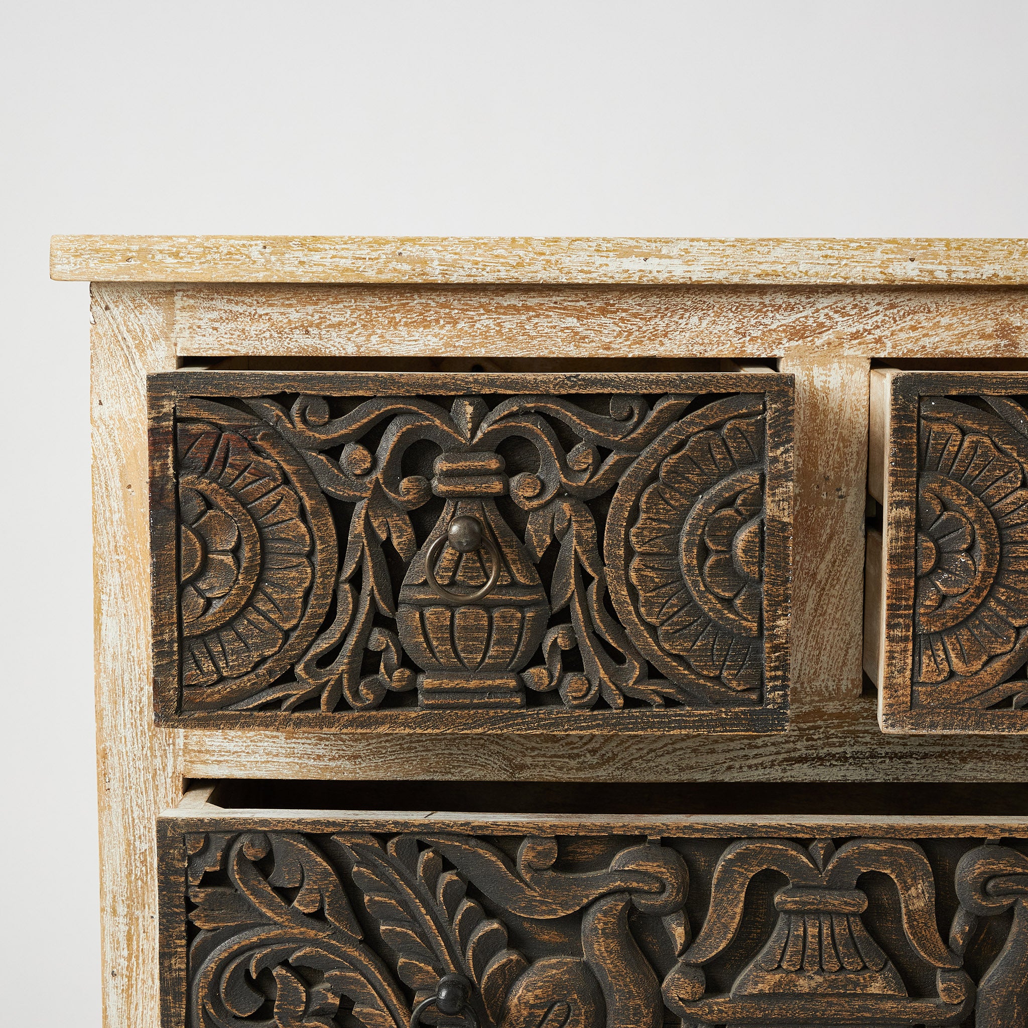Comoda cu Sertare din Lemn Sculptat
