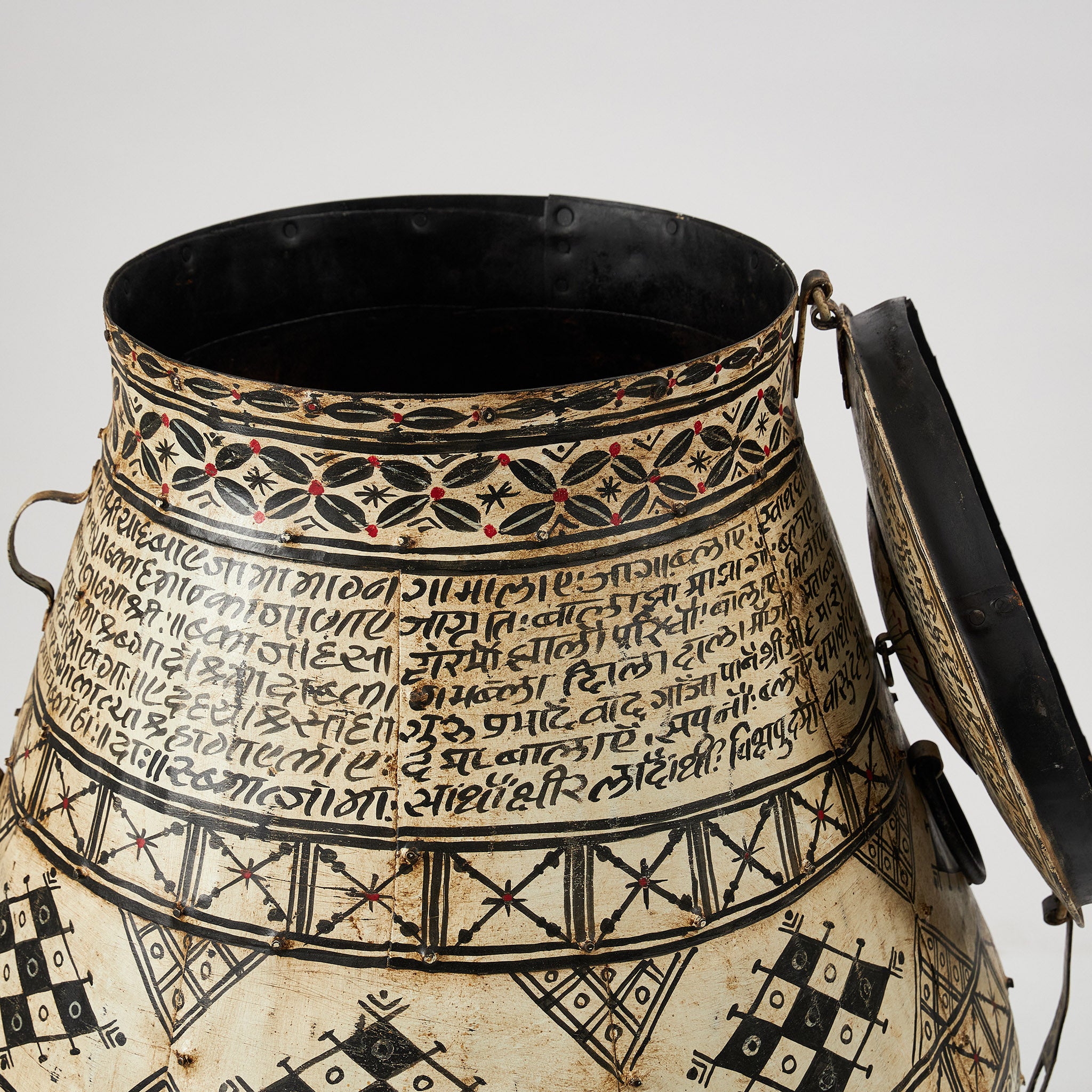 Vas Metalic Decorativ cu Capac