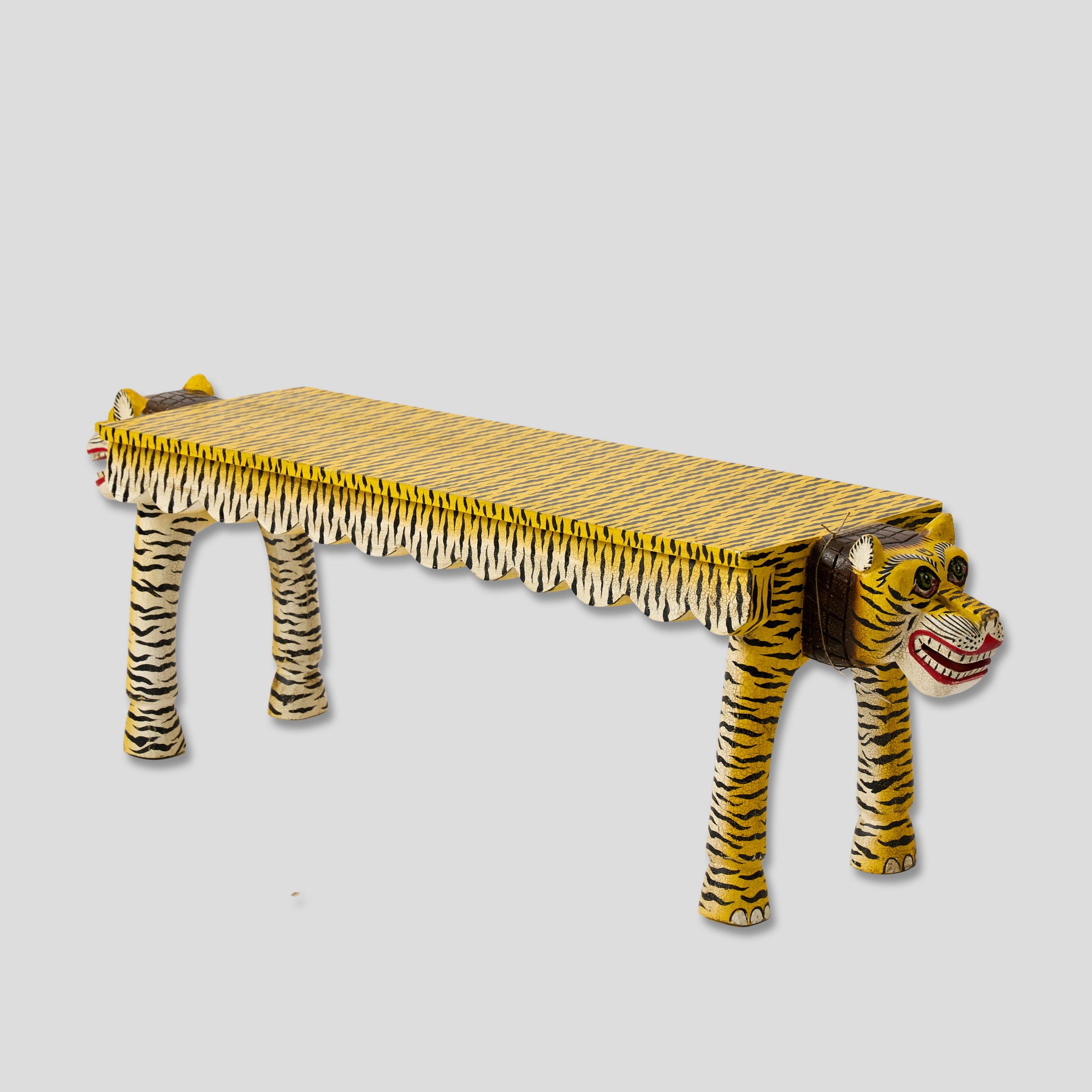 Banca cu Motive Exotice