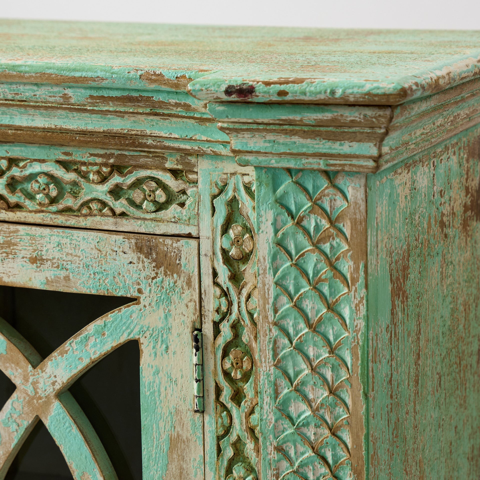 Comoda Sculptata cu Vitrina