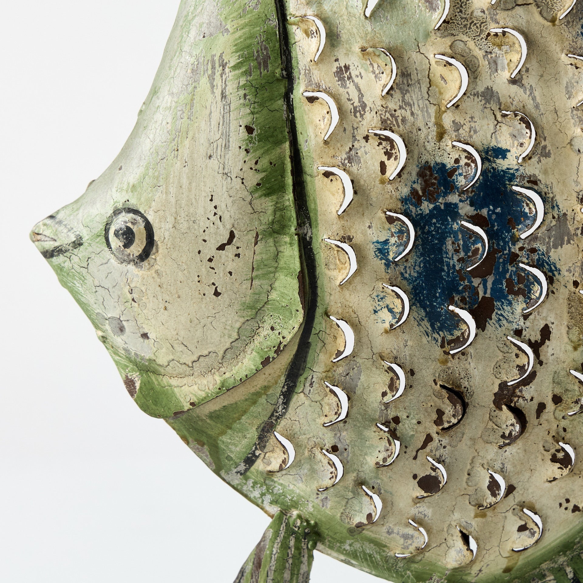 Peste decorativ pictat din metal