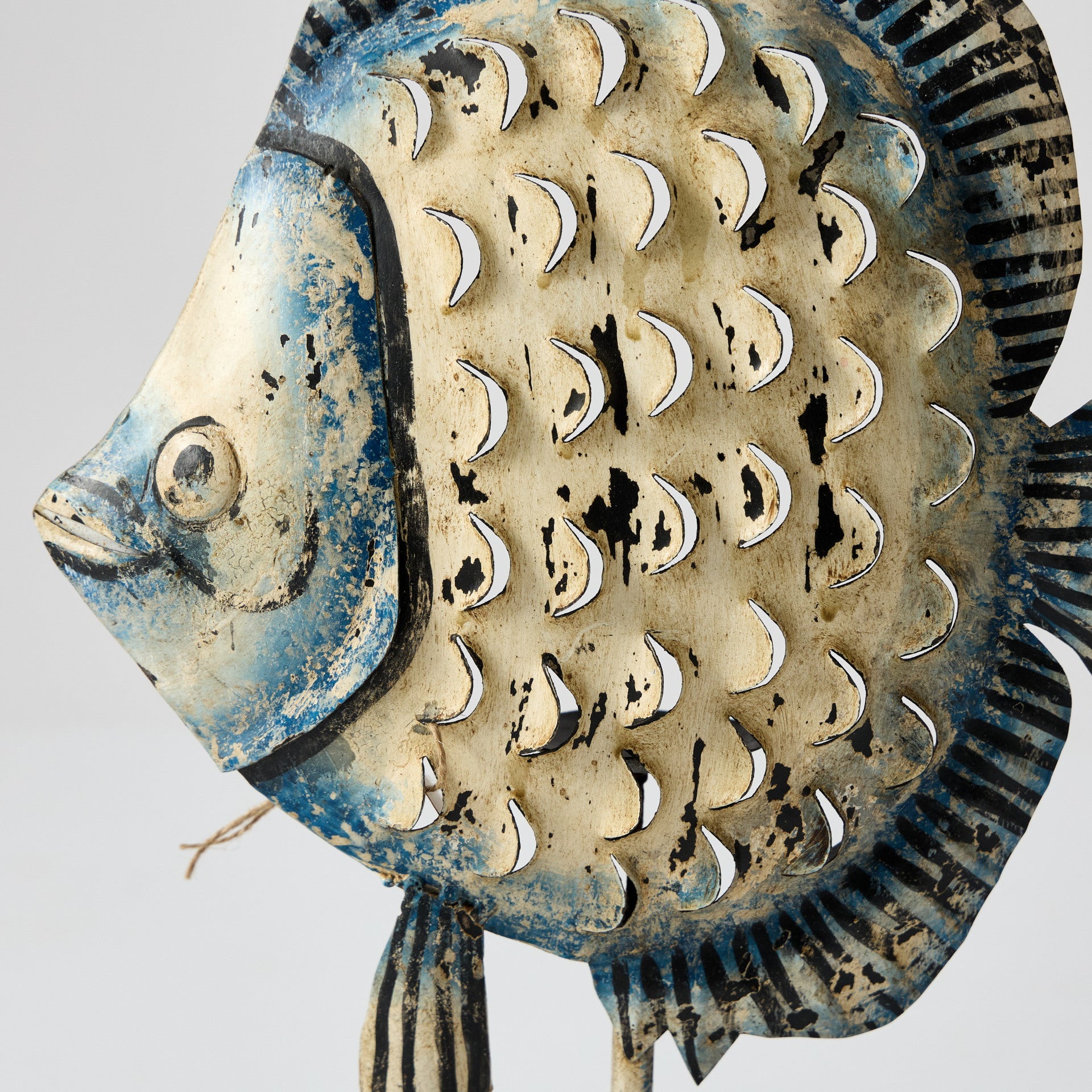 Peste decorativ pictat din metal