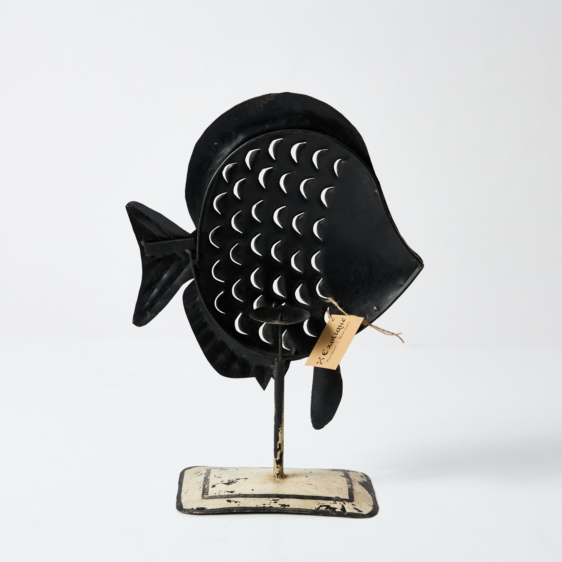 Peste decorativ pictat din metal