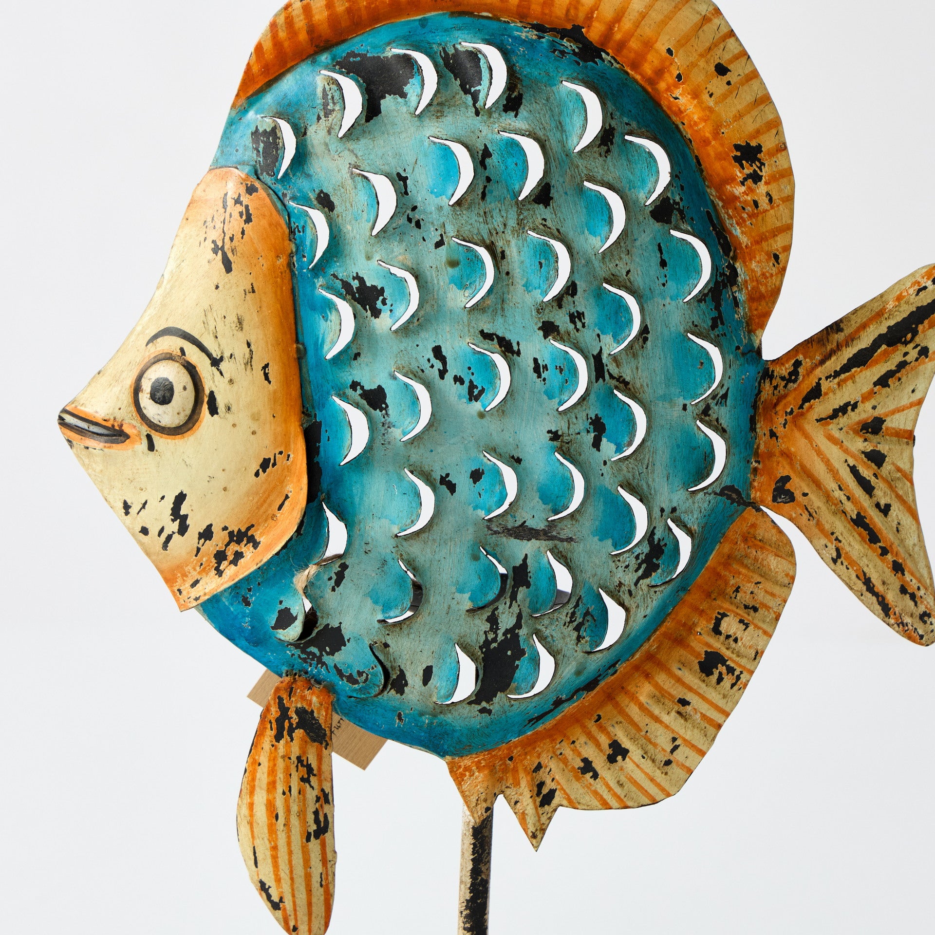 Peste decorativ pictat din metal