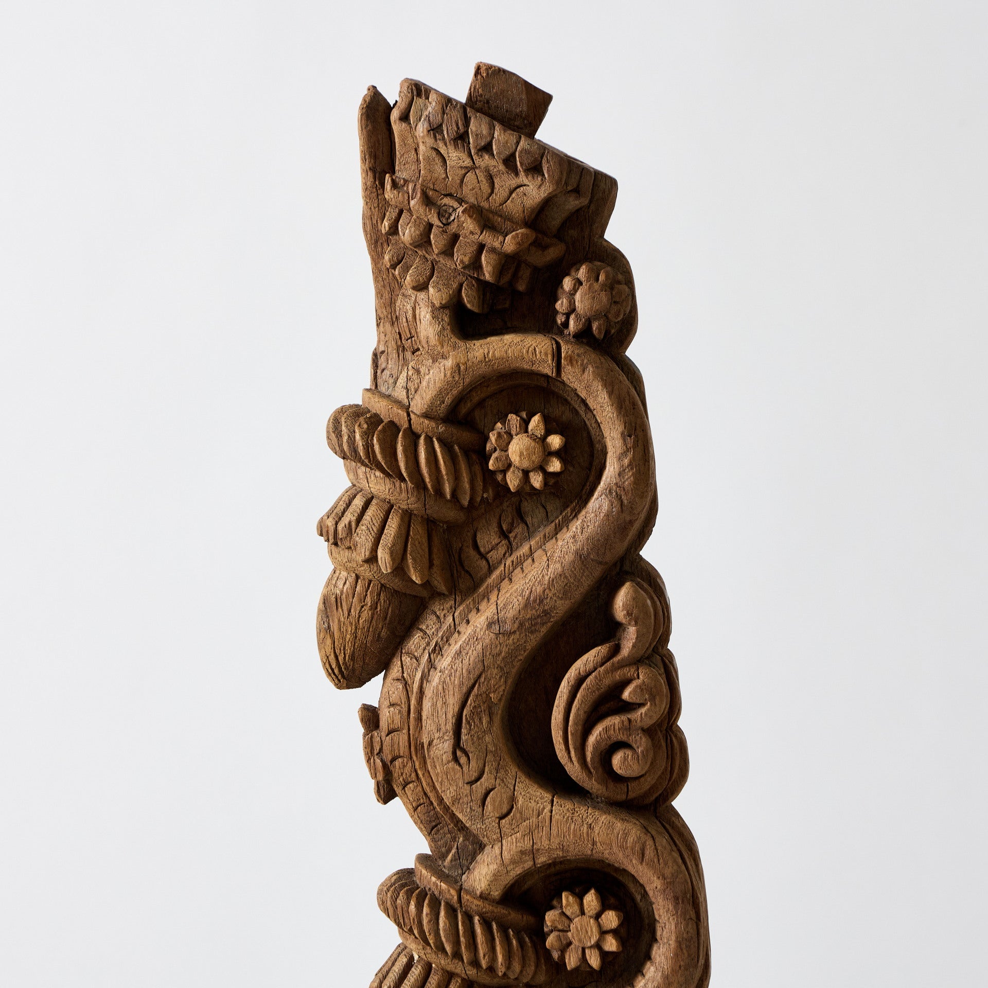 Decoratiune sculptata manual din lemn de mango