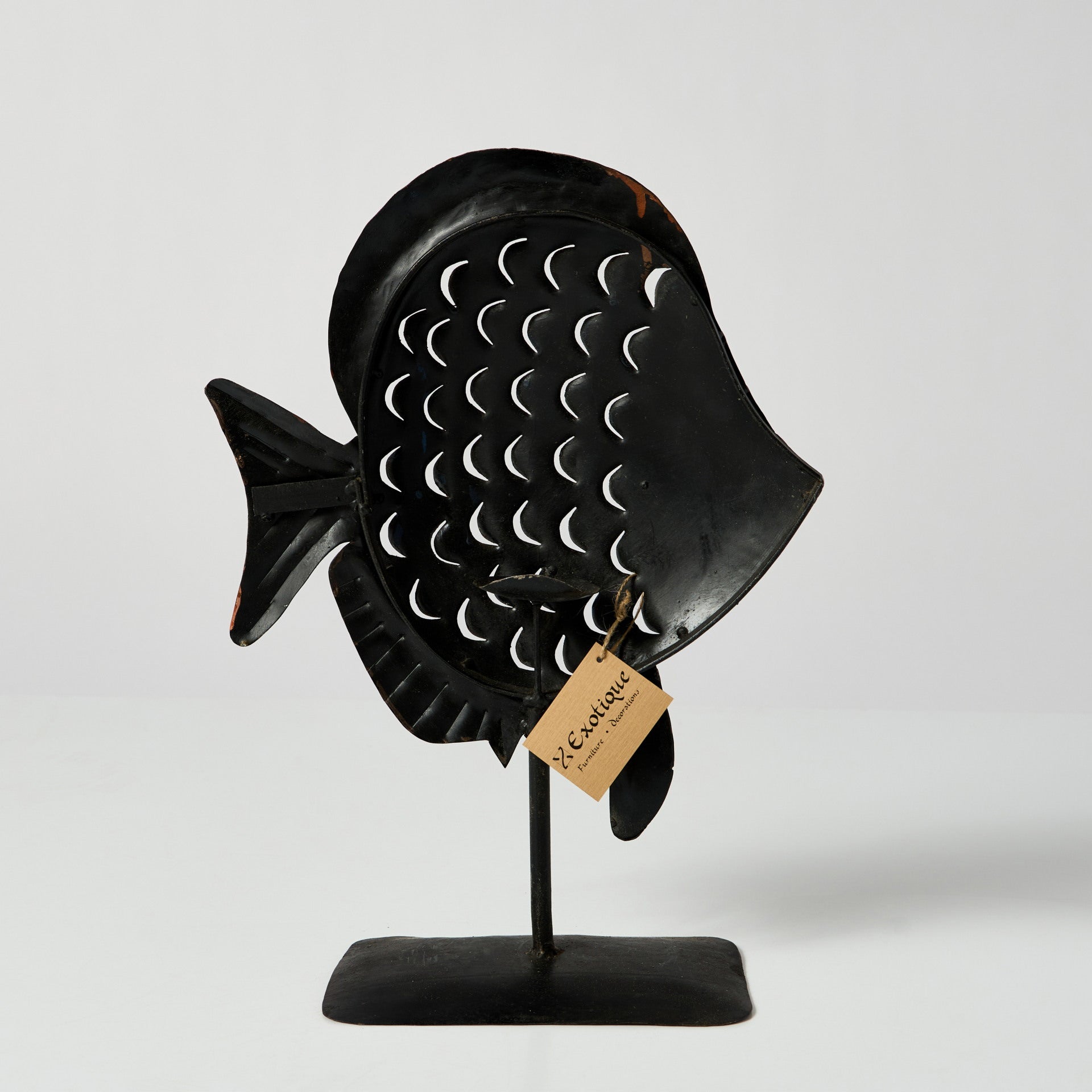 Peste decorativ pictat din metal