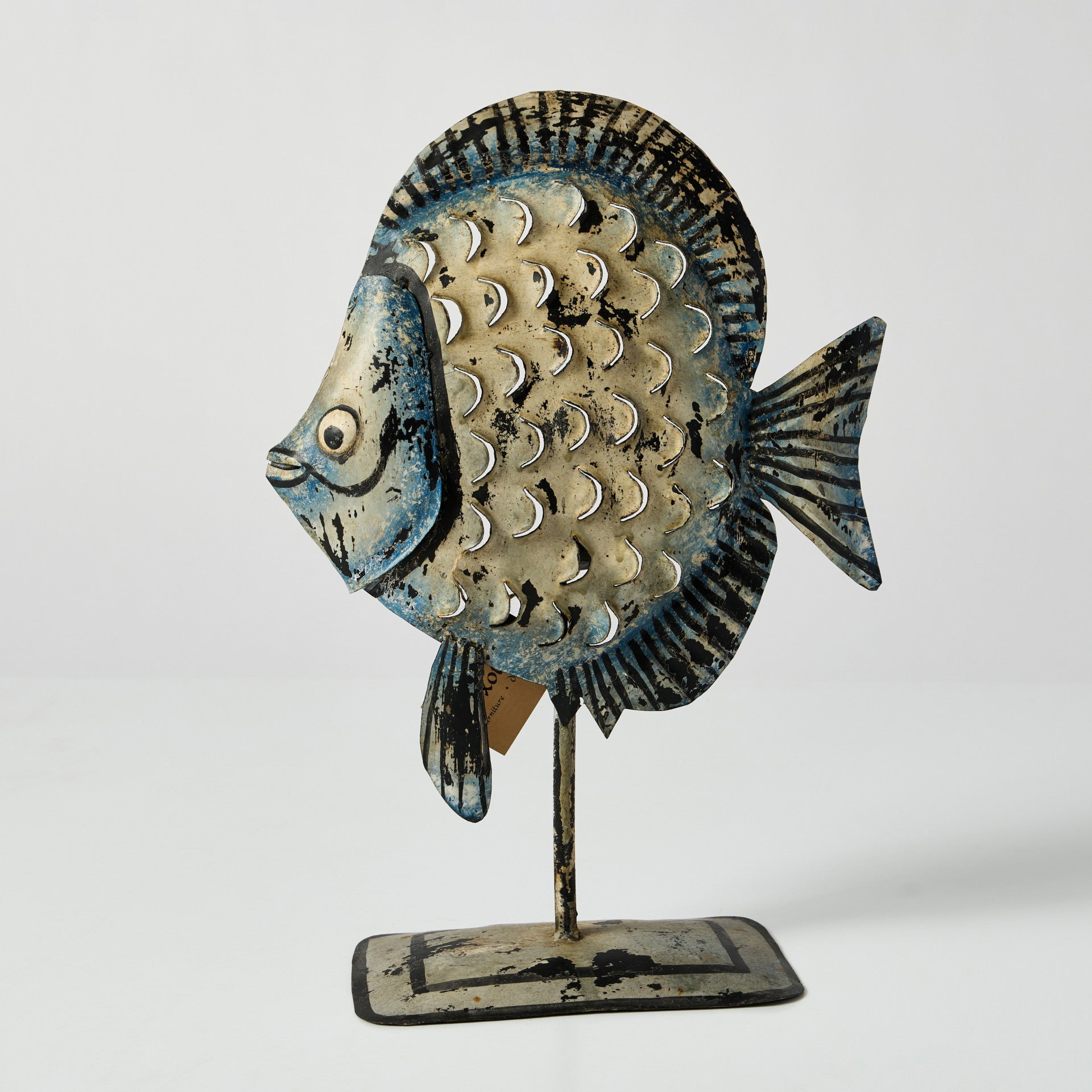 Peste decorativ pictat din metal