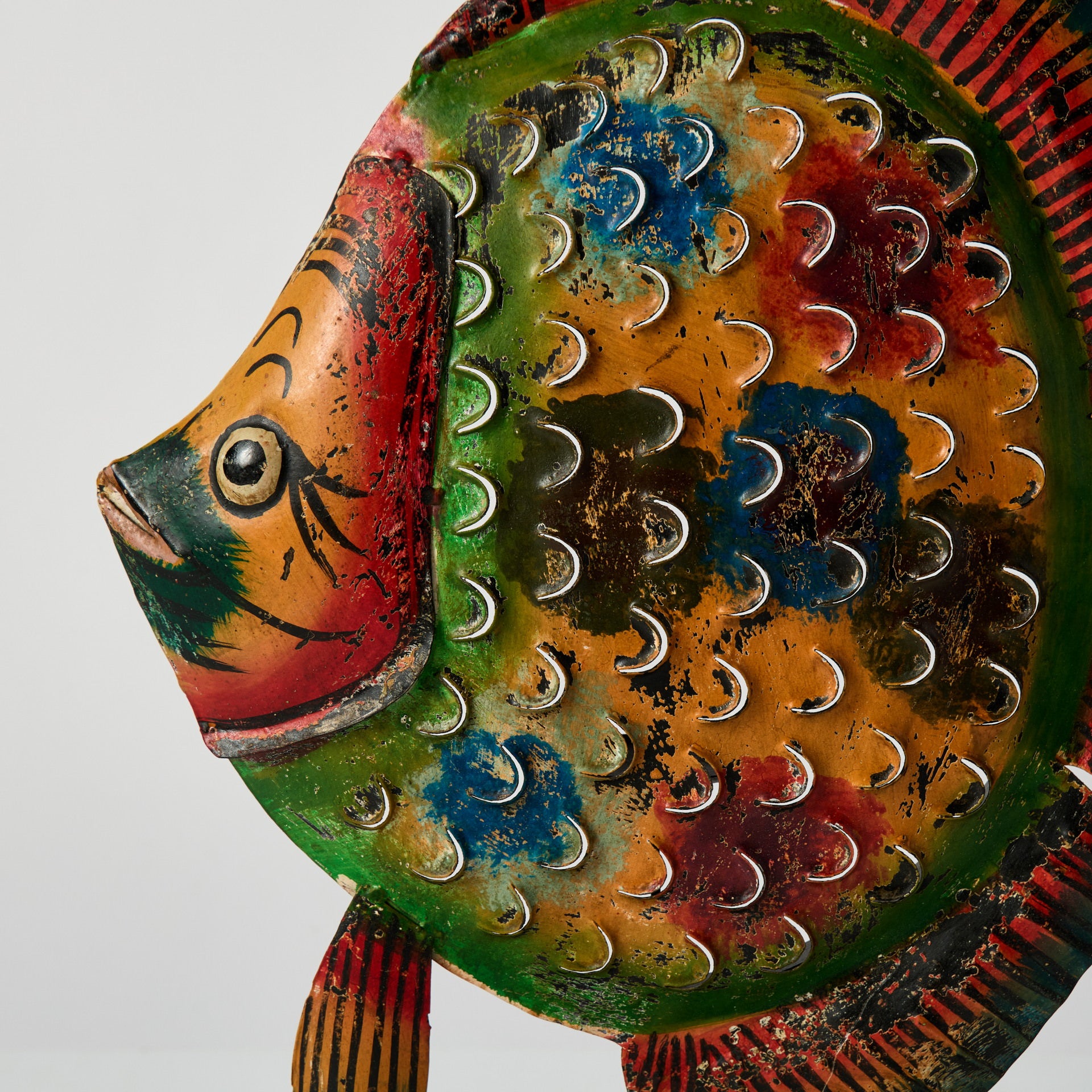 Peste decorativ din metal pictat