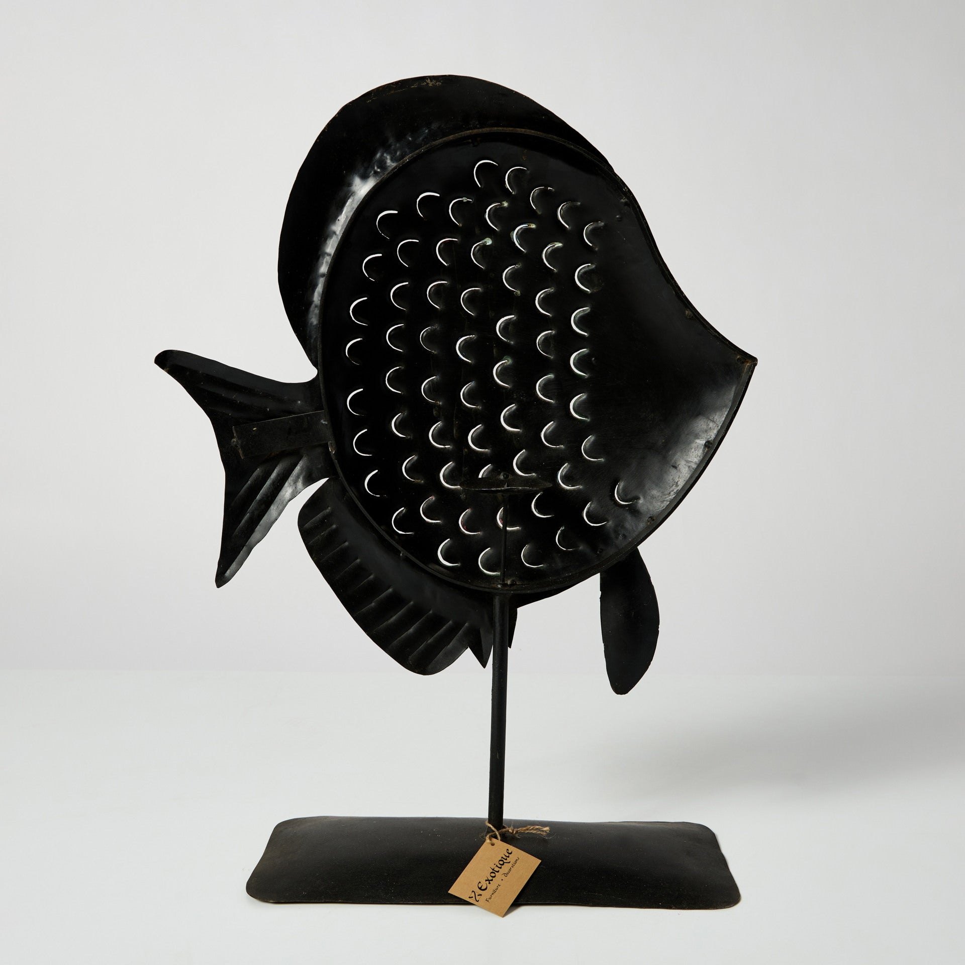 Peste decorativ pictat din metal