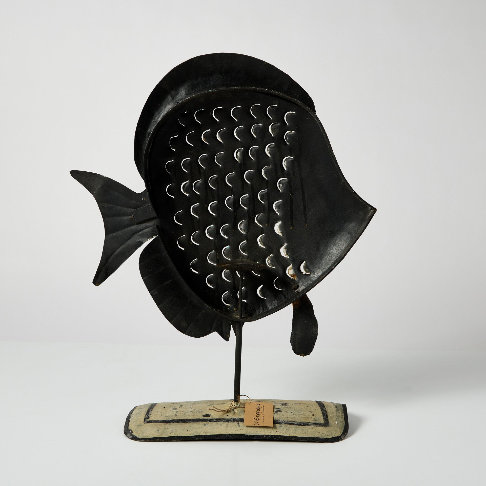 Peste decorativ pictat din metal