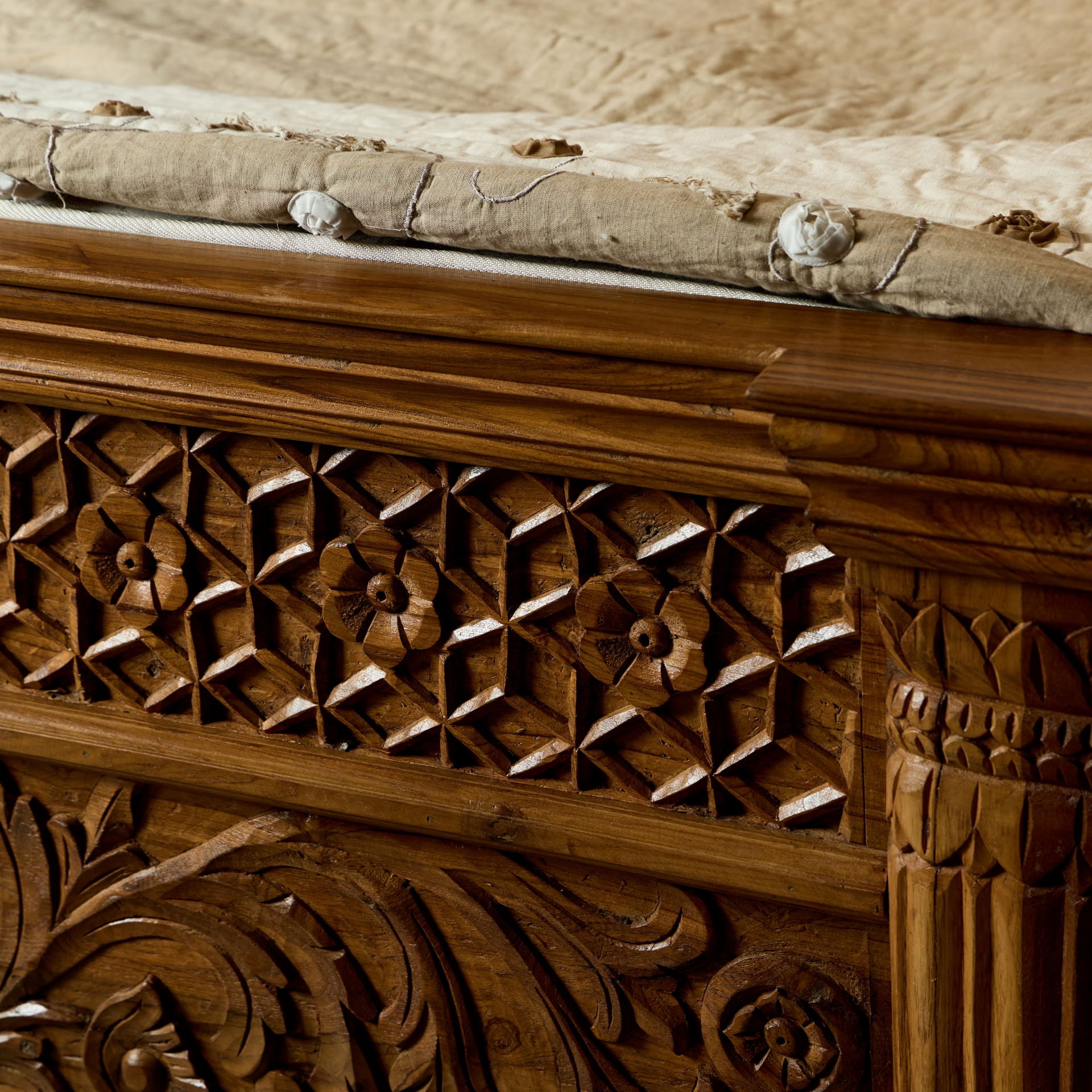 Pat din lemn de sheesham sculptat - Raj Palace Bed