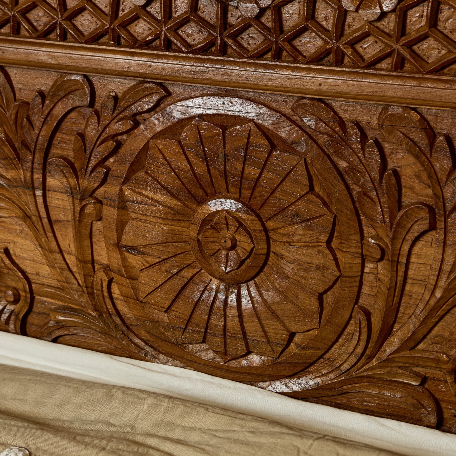 Pat din lemn de sheesham sculptat - Raj Palace Bed