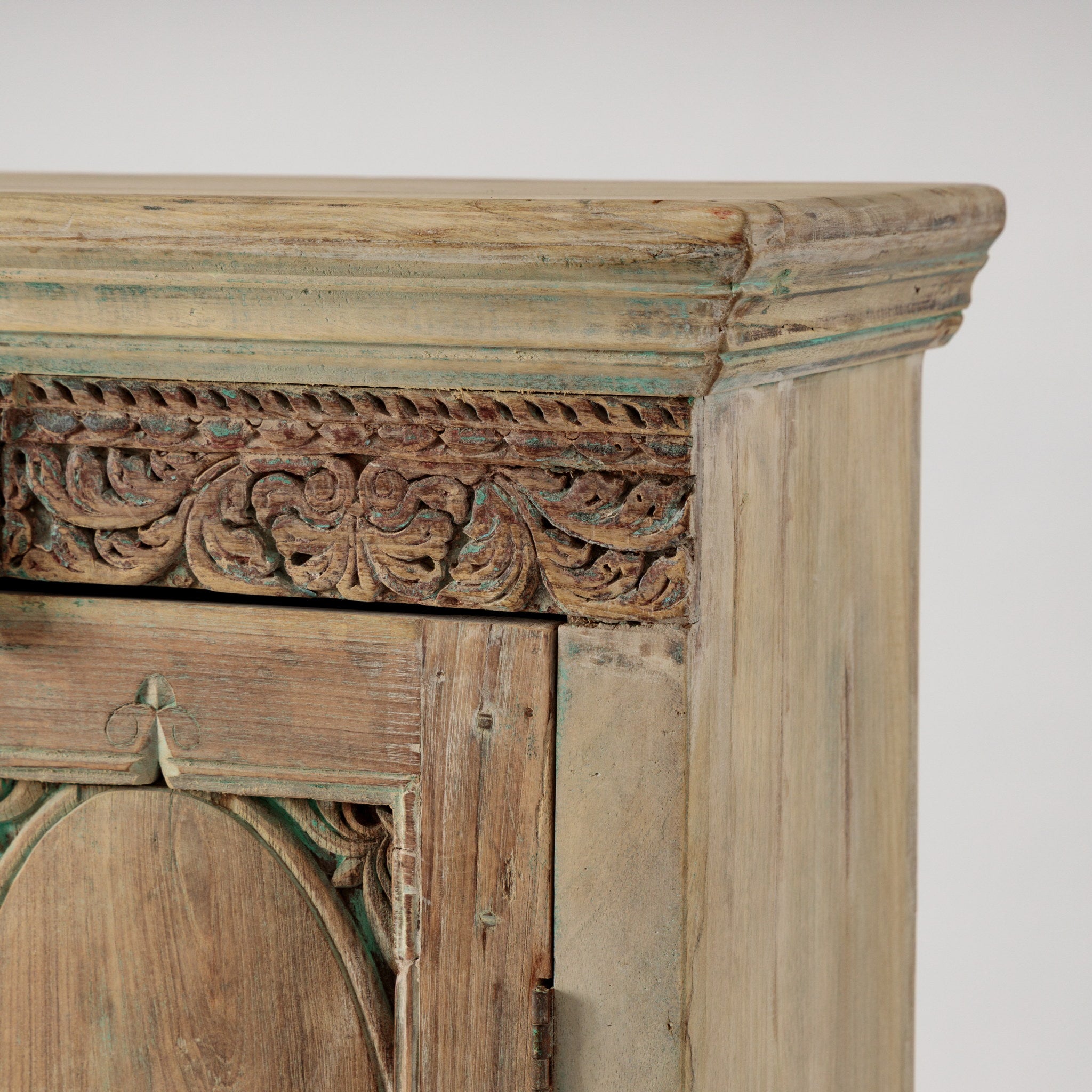 Dulap Vintage din Lemn Sculptat