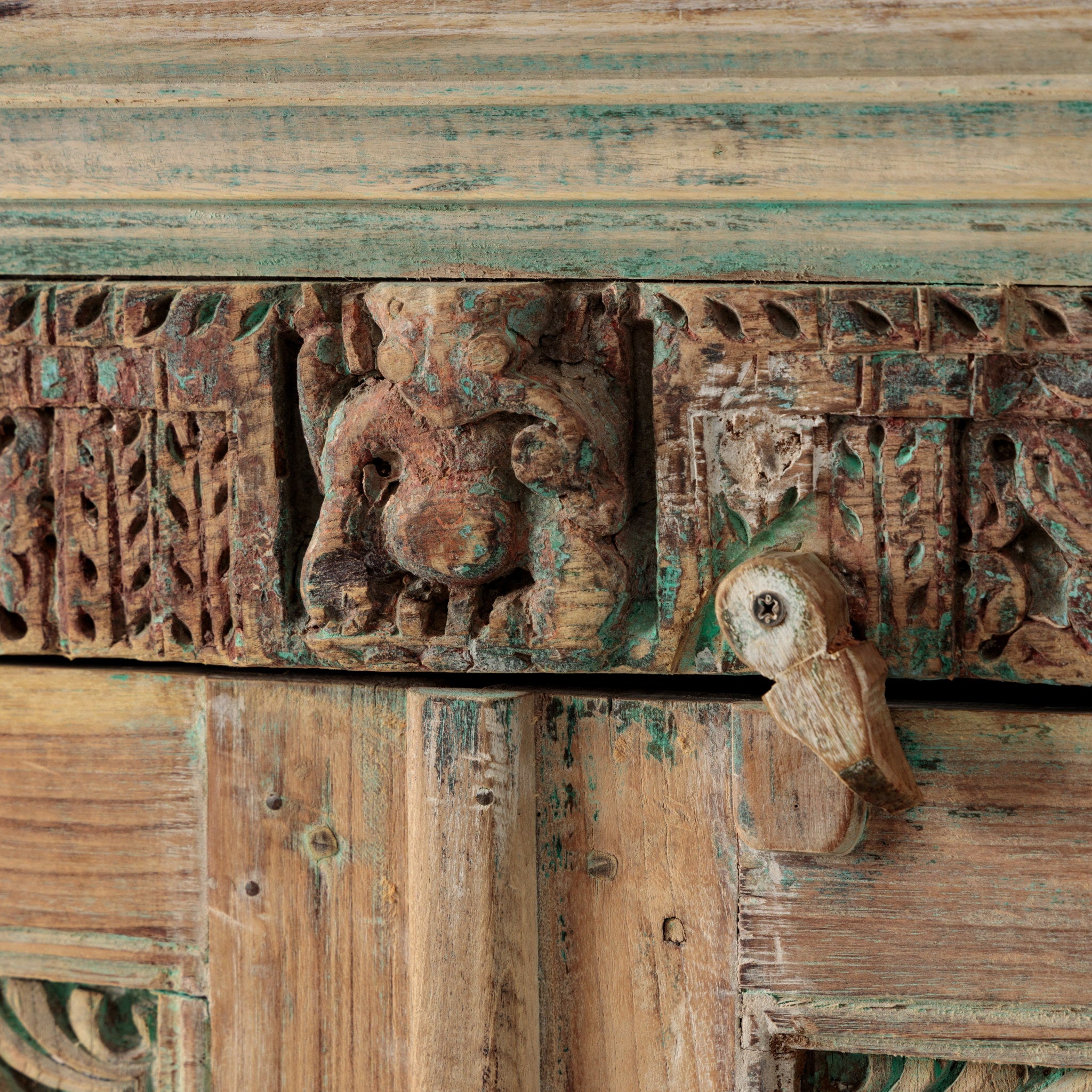 Dulap Vintage din Lemn Sculptat – Exotique Romania