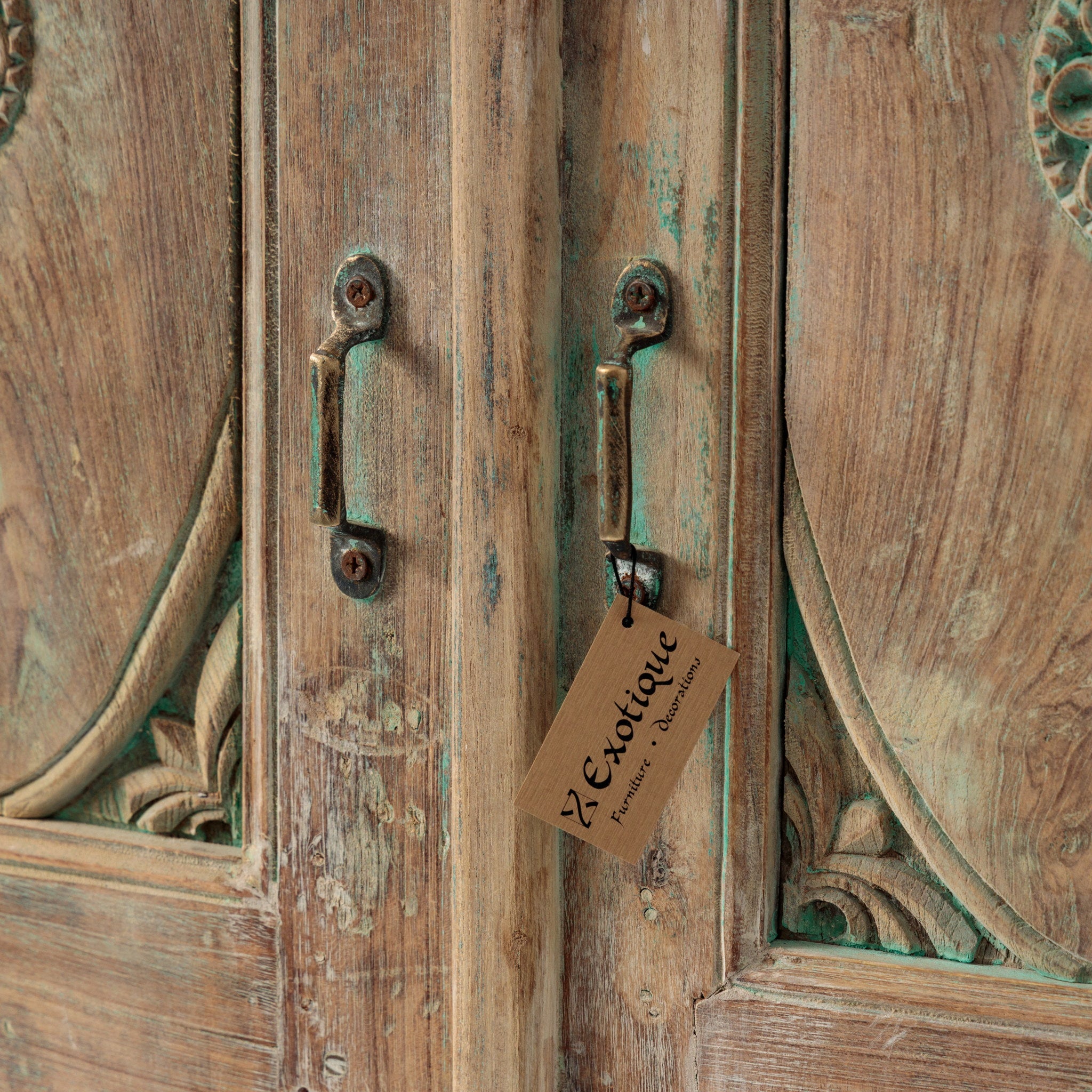 Dulap Vintage din Lemn Sculptat