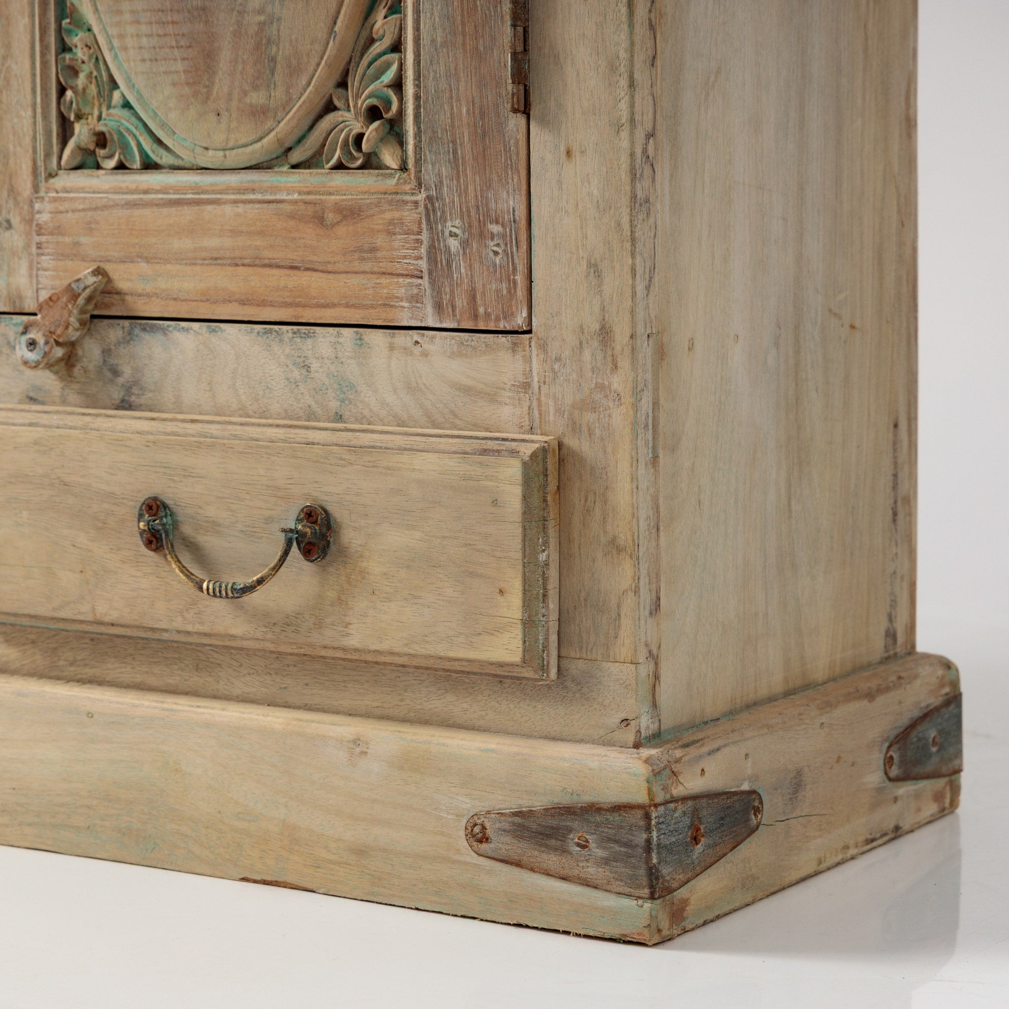 Dulap Vintage din Lemn Sculptat