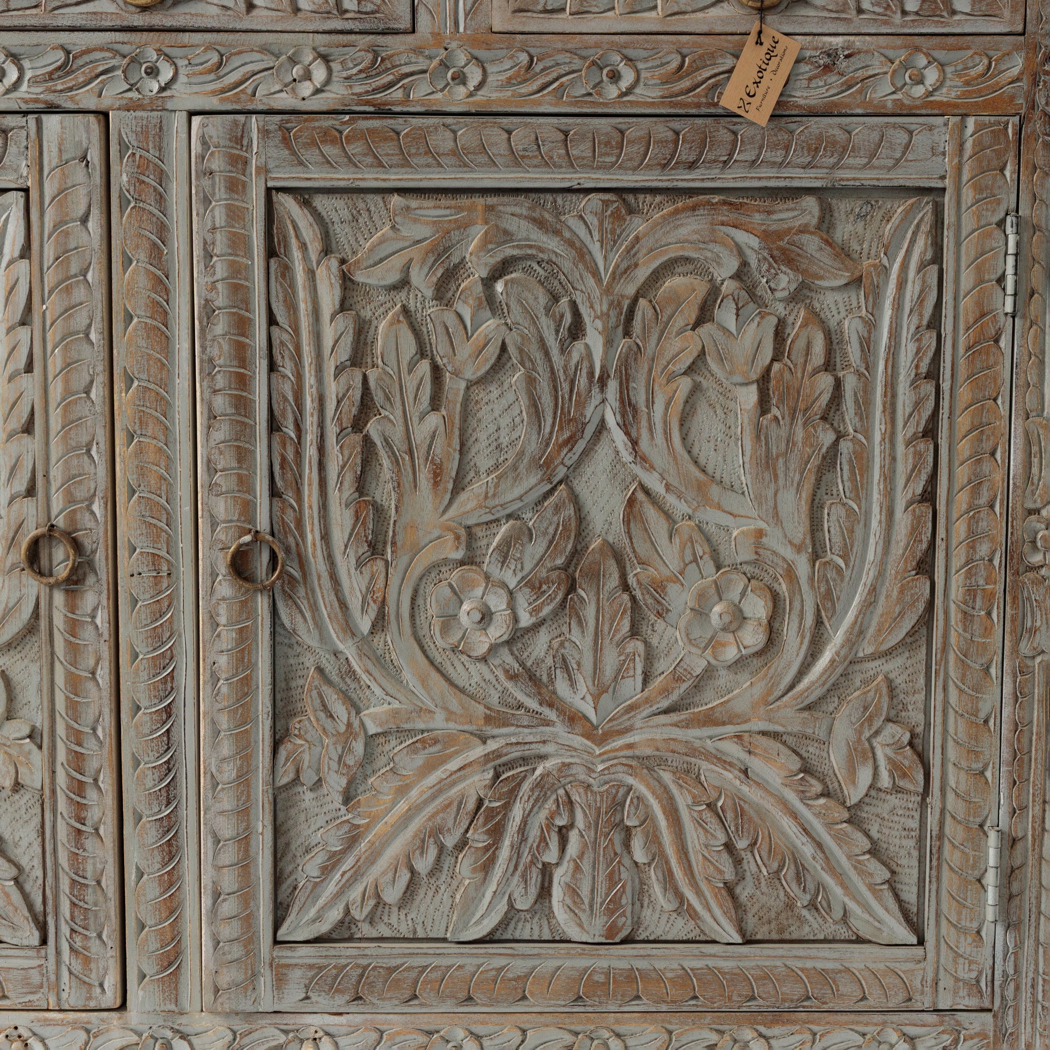 Comoda din Lemn Sculptat