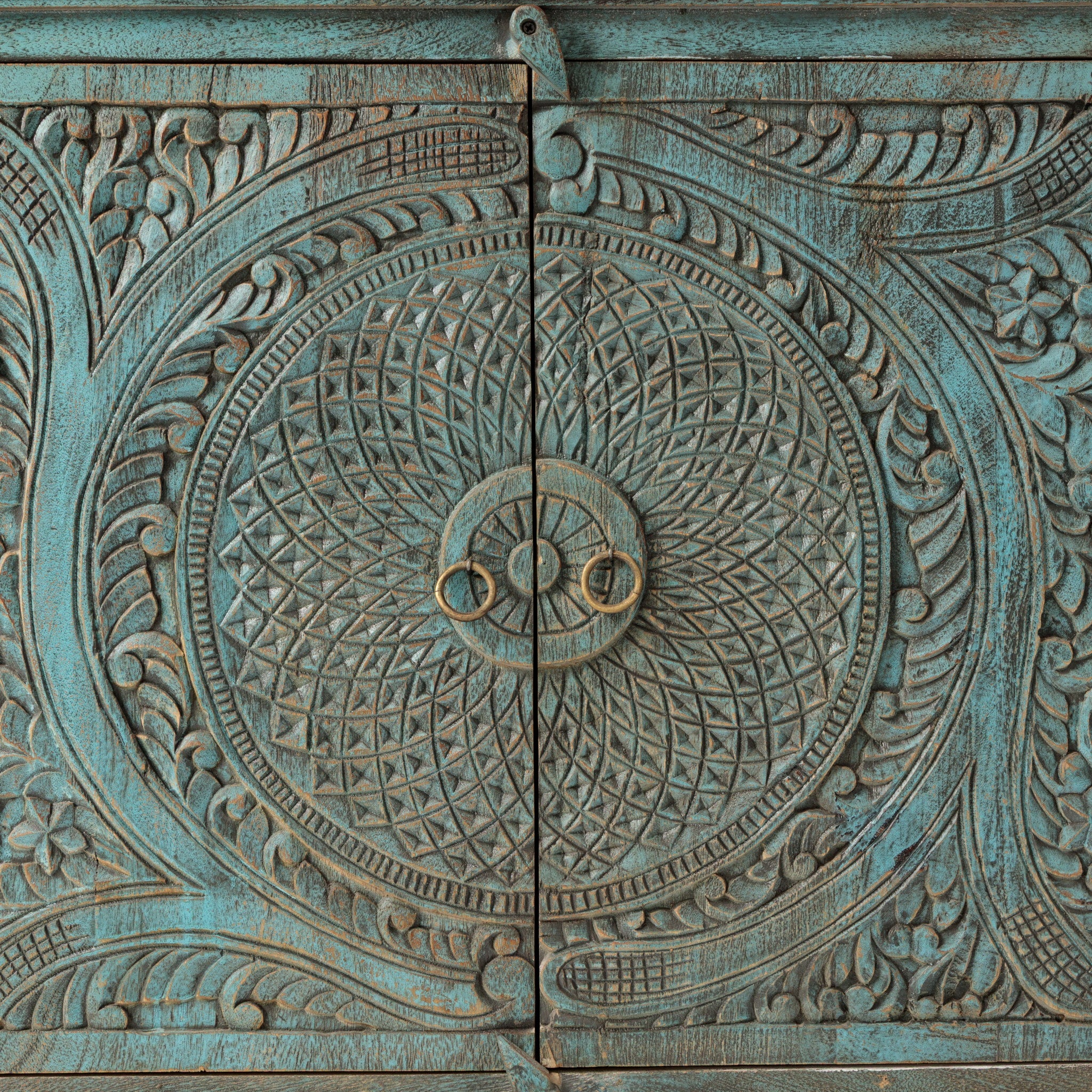 Comoda din Lemn Sculptat