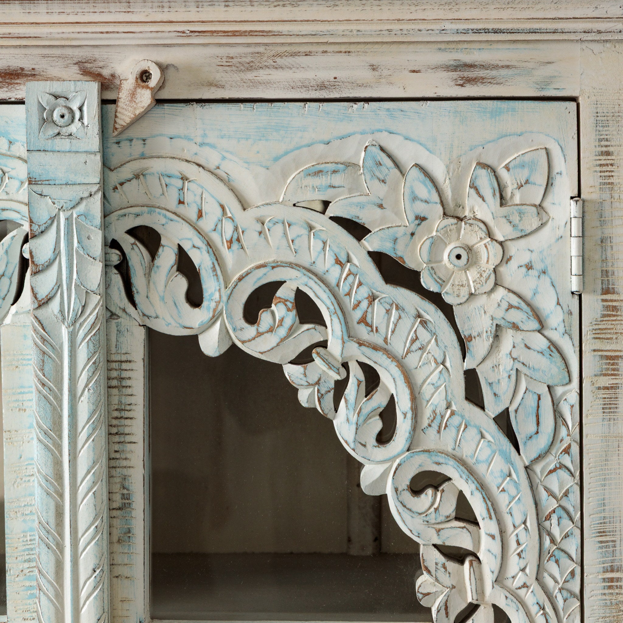 Vitrina din Lemn Sculptat