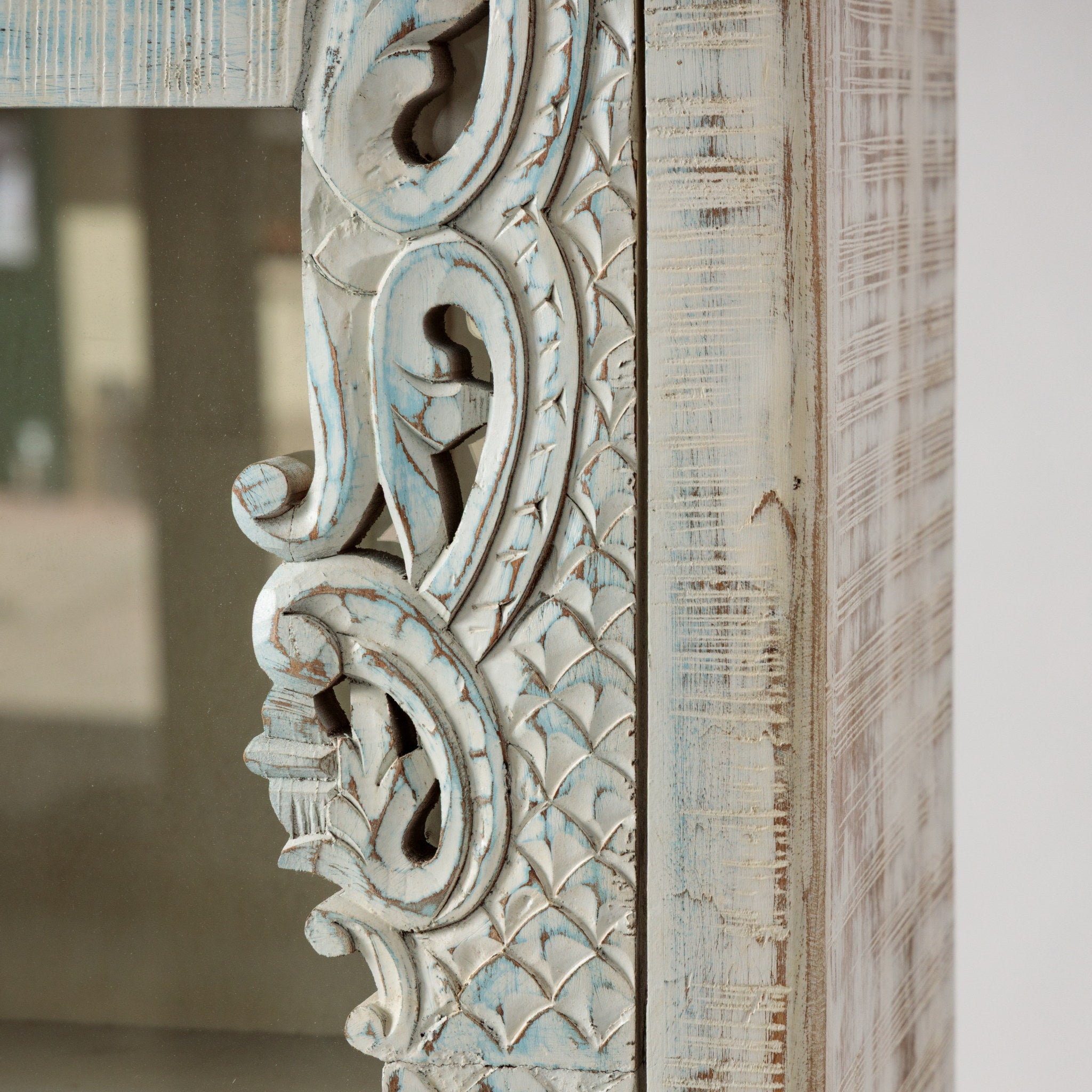 Vitrina din Lemn Sculptat