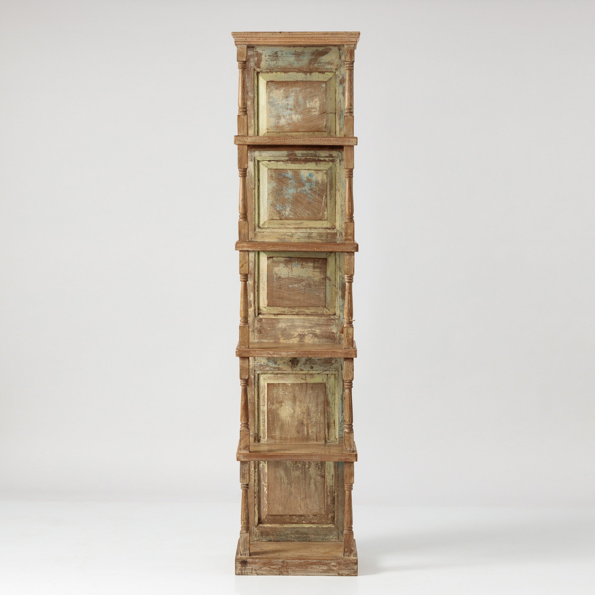 Mobilier Vertical cu Rafturi