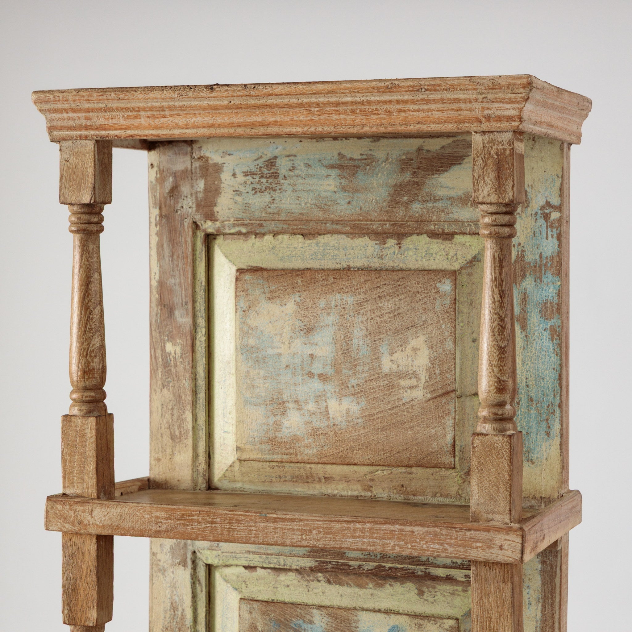 Mobilier Vertical cu Rafturi