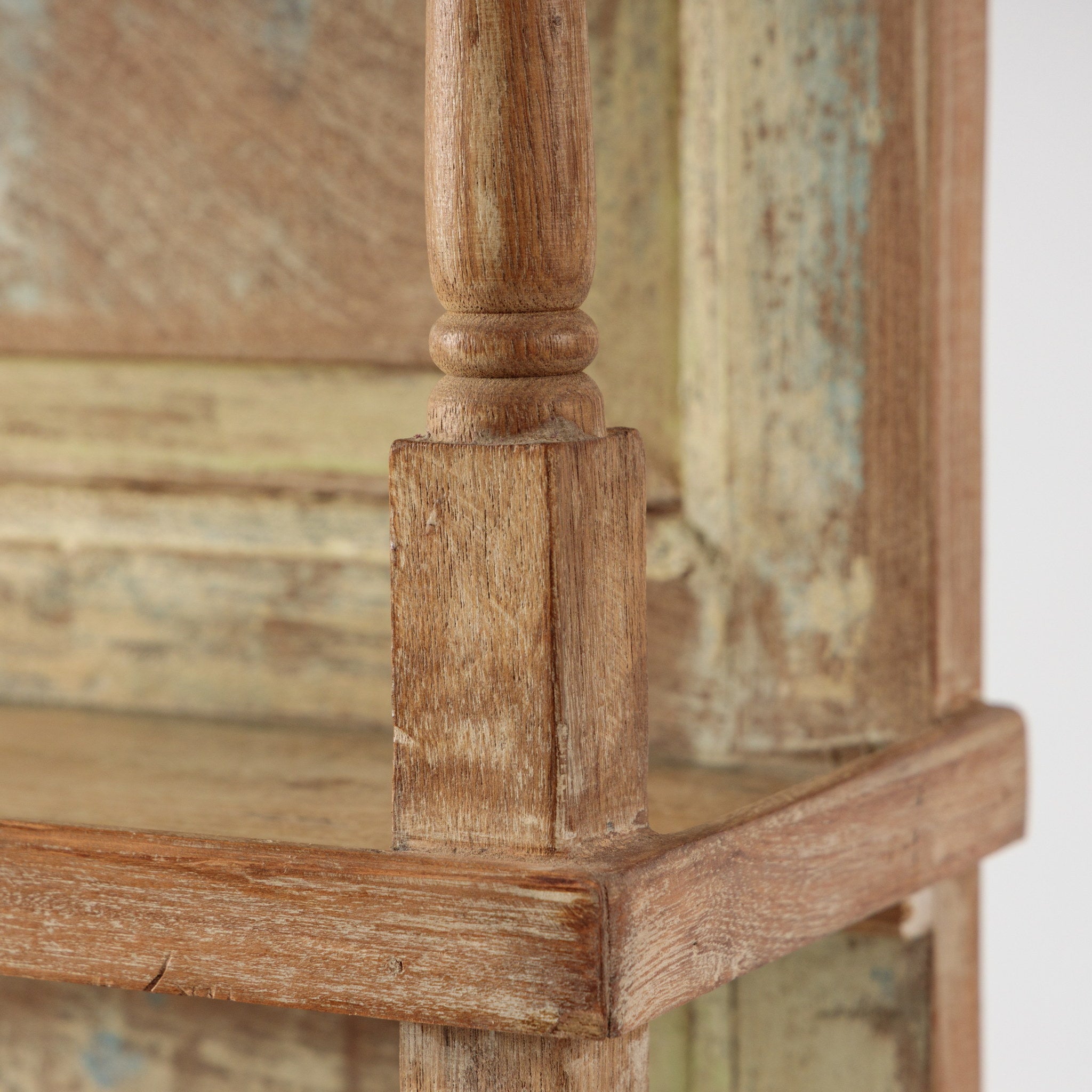 Mobilier Vertical cu Rafturi